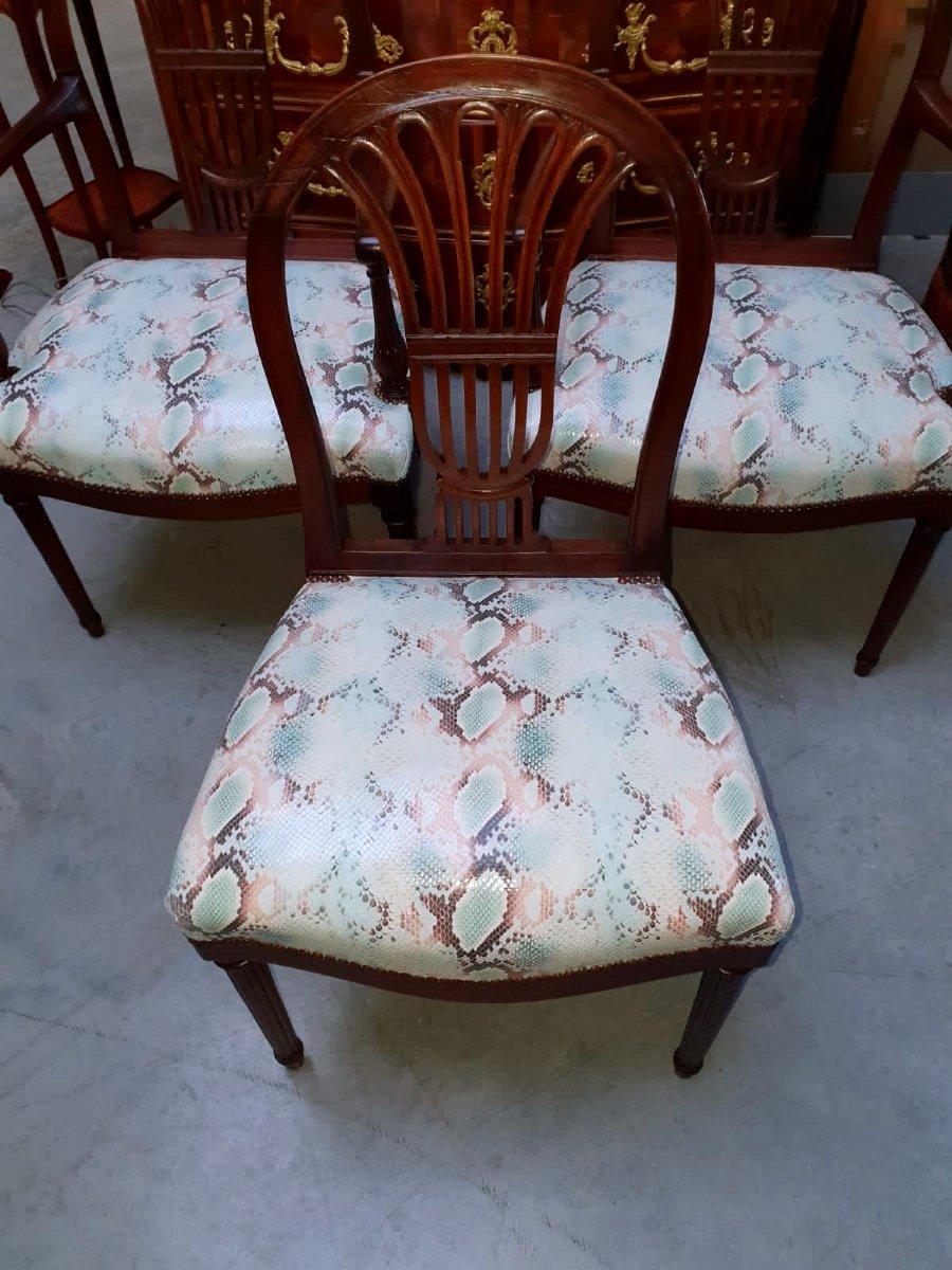 Erhabenes Paar Sessel und ein Stuhl, gestempelt Henri Jacob, runde, konische Beine, fein geriffelte, innen geschnitzte Rückenlehnen.

Das Holz wurde vollständig restauriert und die Sitze sind mit einem edlen Leder von Courrèges