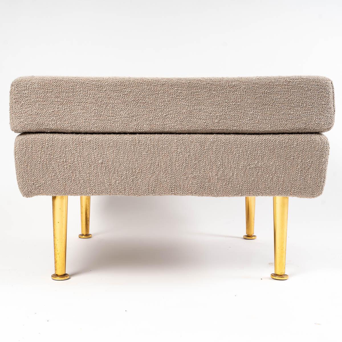 20ième siècle Paire de fauteuils et repose-pieds, édition Airborne, modèle Star, vers 1970. en vente