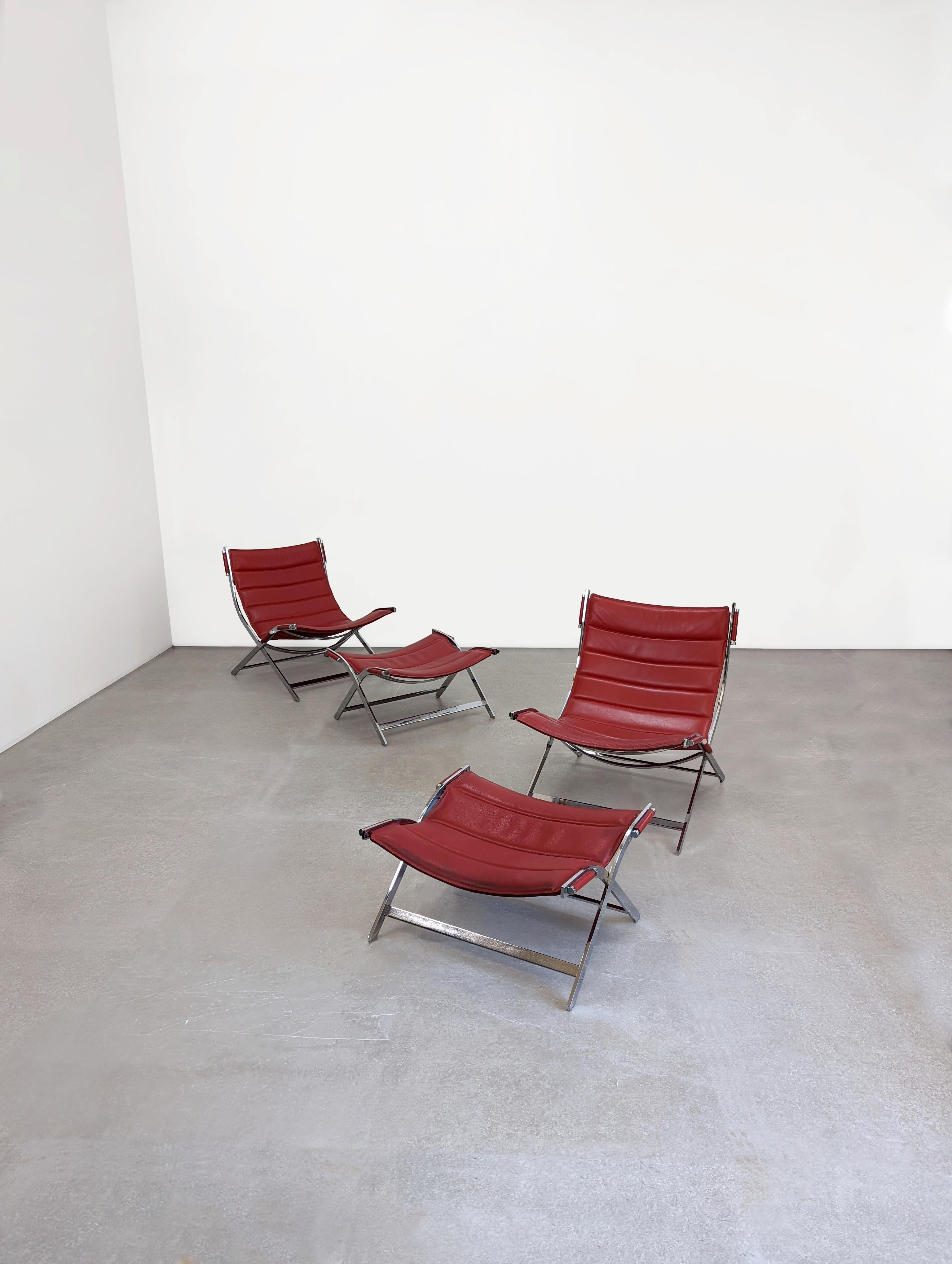 Esclusivo set di due poltrone con pouf di incredibile design attribuito ad Antonio Citterio. Queste poltrone e pouf sono una bellissima e rara variante della sedia Scissor che Citterio ha disegnato per Flexform negli anni '80. In questo set di