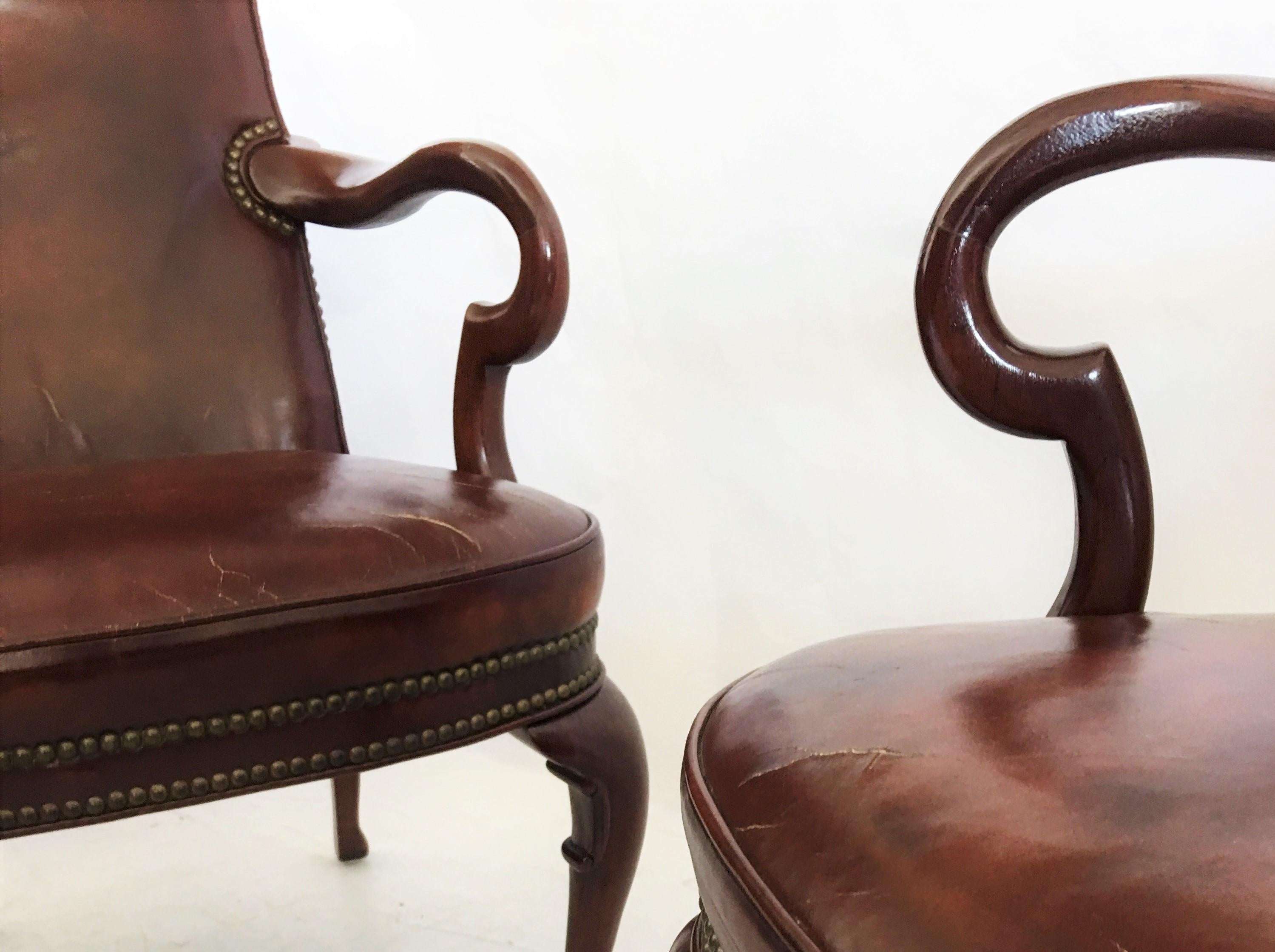 Pair of Armchairs and Table by Hickory Chair Co. In Good Condition In Dallas, TX
