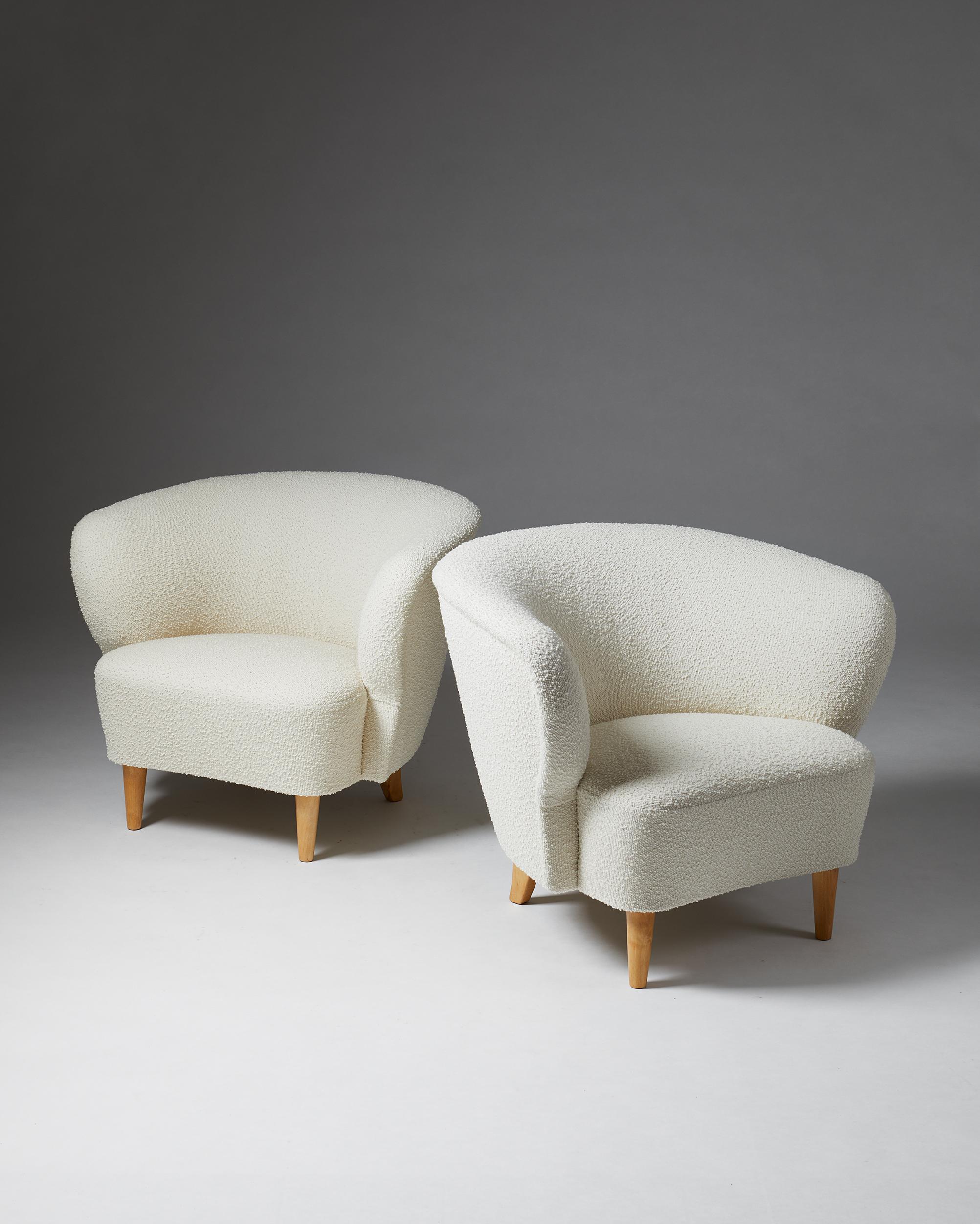 Pair of armchairs, anonymous,
Finland, 1940s.
Lacquered wood and wool upholstery.

Measures: W: 85 cm/ 2' 10