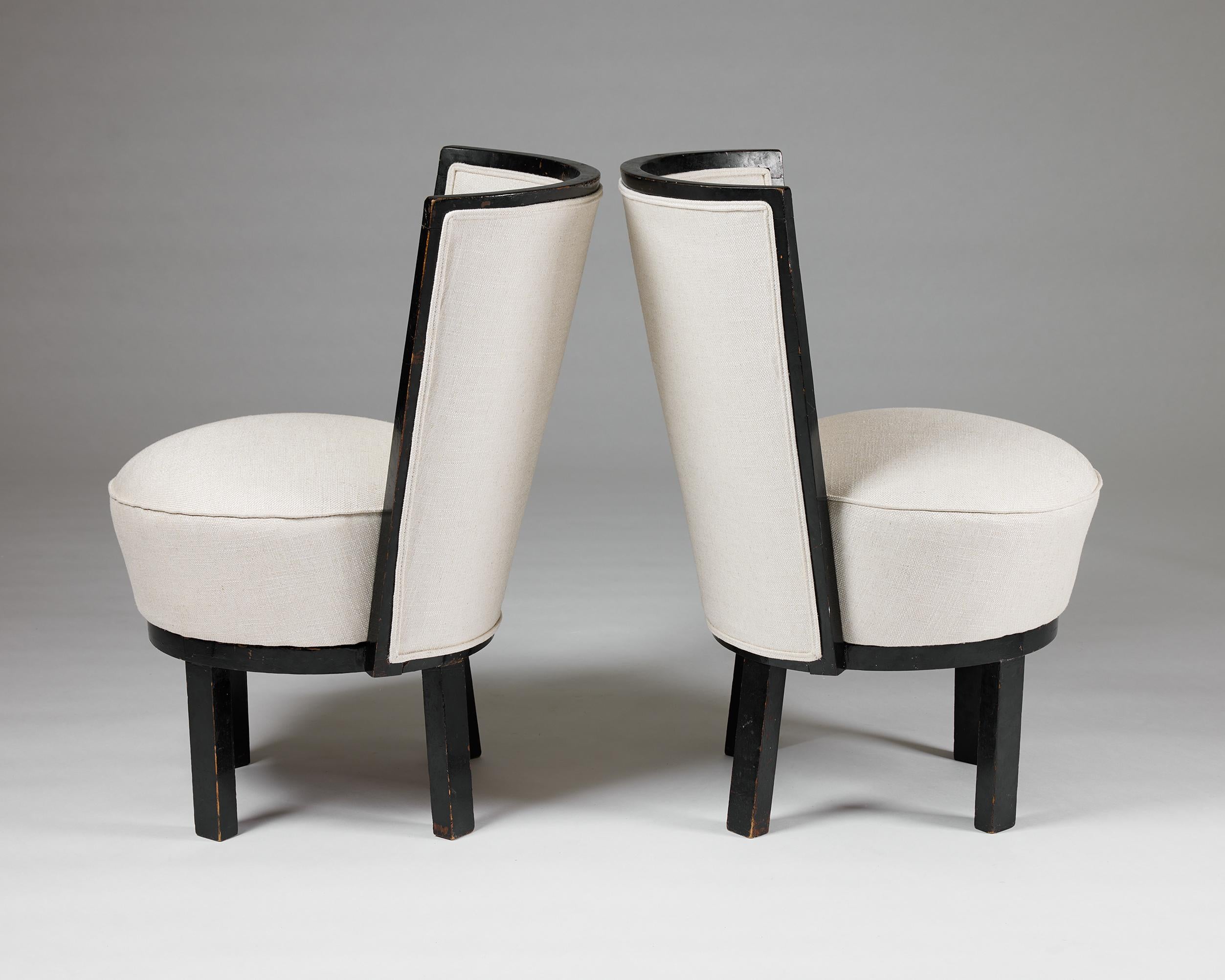 Coppia di poltrone, Svezia, anni '30.

Legno laccato nero, ottone e tappezzeria.

H: 62 cm / 2' 1/4''
L: 57 cm / 22 1/2''
D: 62 cm / 2' 1/4''
SH: 56 cm / 22''