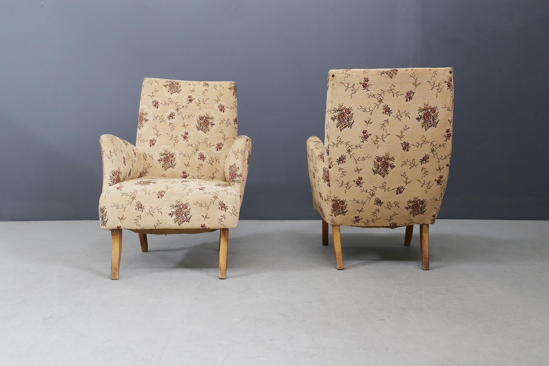 Beautiful pair of Italian armchairs attributed to Melchiorre Bega from the 1950s.
Melchiorre Bega armchairs were made of beige colored cotton fabric with floral inserts and wood.
Original fabric and frame from the period.