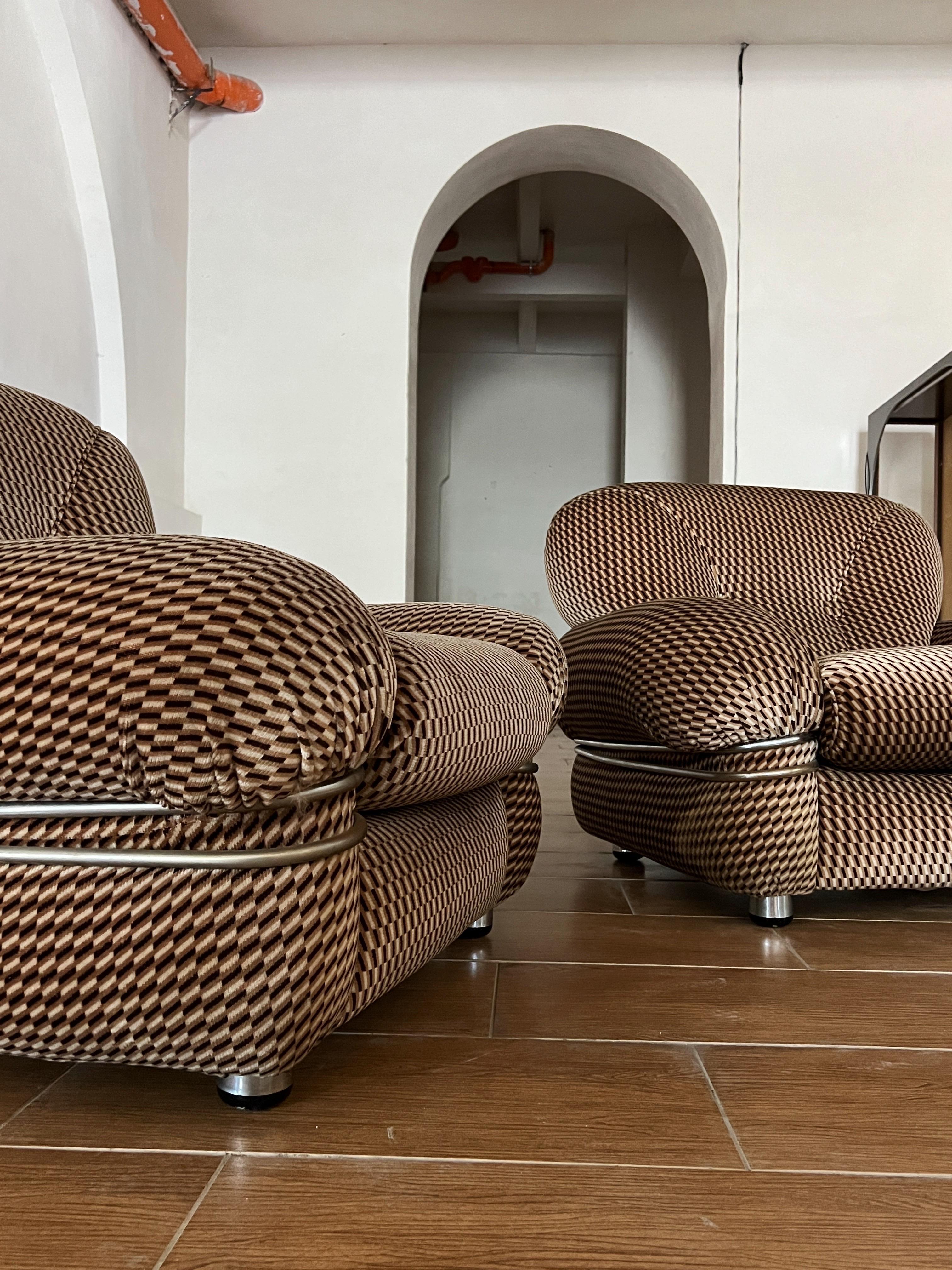 Coppia di poltrone attribuite ad Adriano Piazzesi - Velluto marrone originale degli anni '70

Questa elegante coppia di poltrone attribuite al designer italiano Adriano Piazzesi presenta lo stesso iconico tessuto originale in velluto marrone e