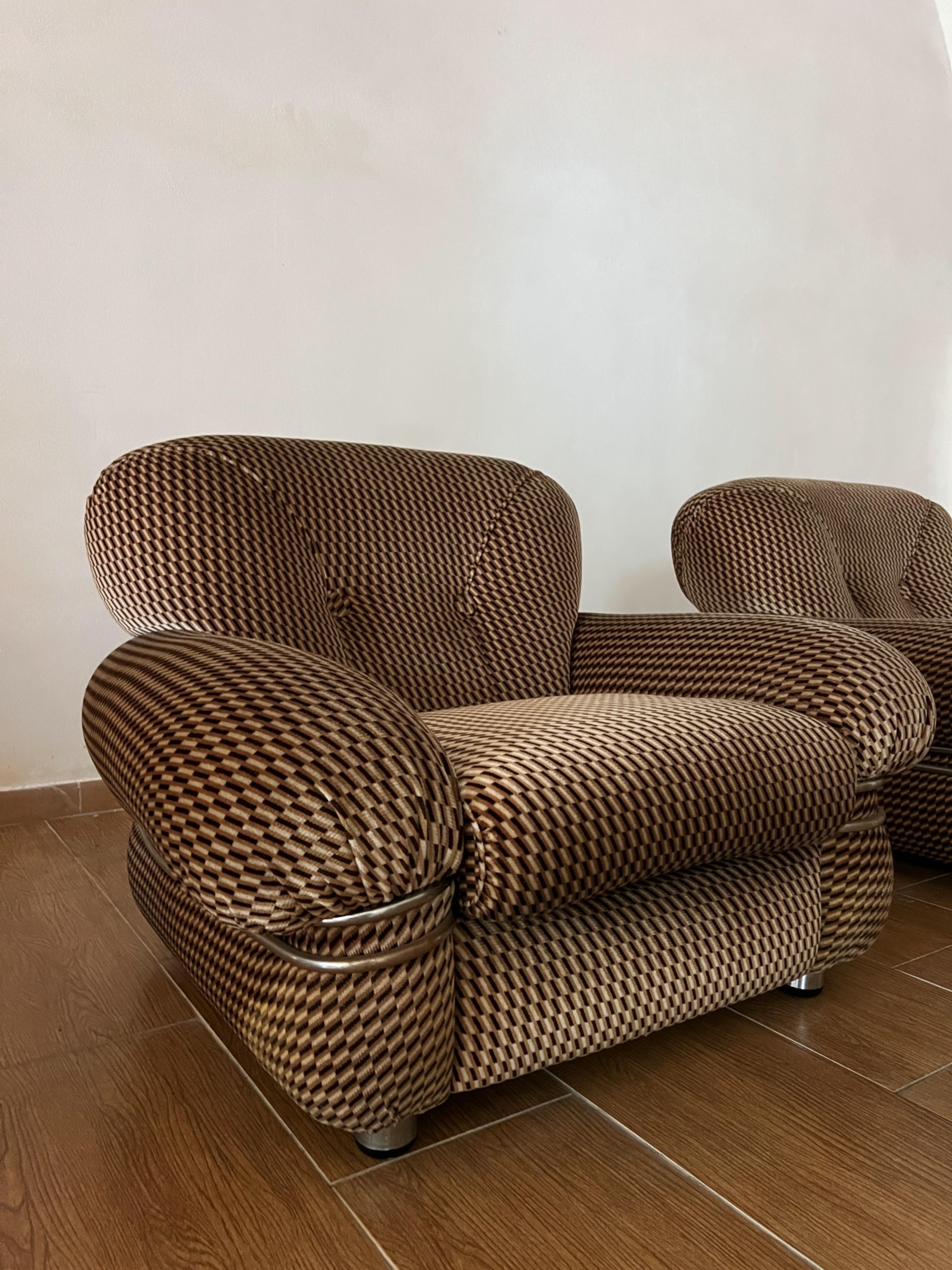 Mid-Century moderno Coppia di poltrone attribuite ad Adriano Piazzesi - Velluto marrone originale degli anni '70 in vendita