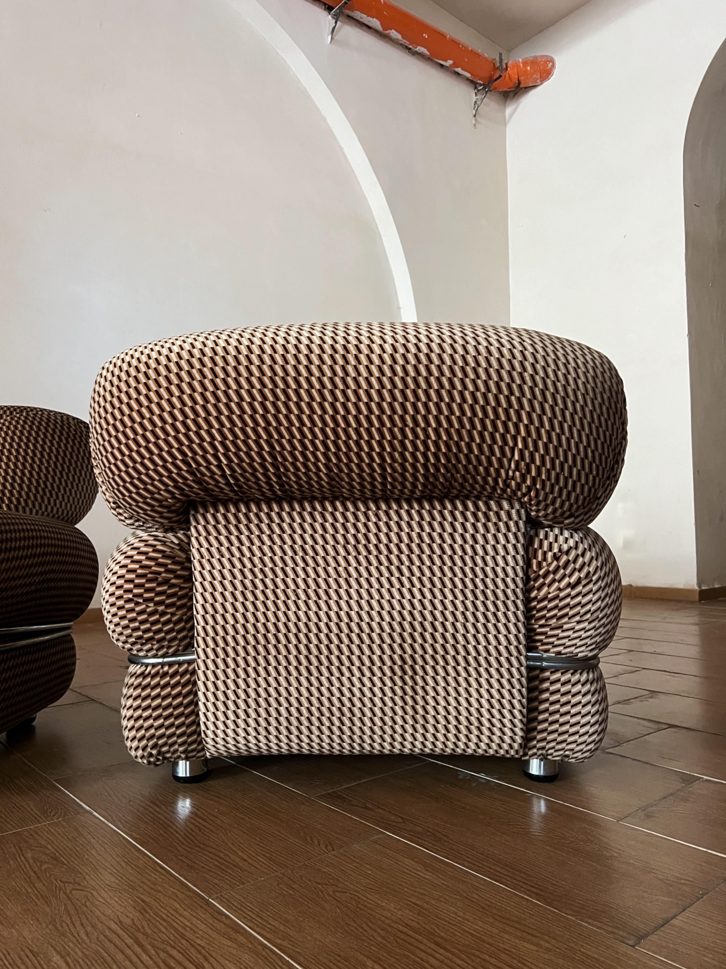 Italiano Coppia di poltrone attribuite ad Adriano Piazzesi - Velluto marrone originale degli anni '70 in vendita