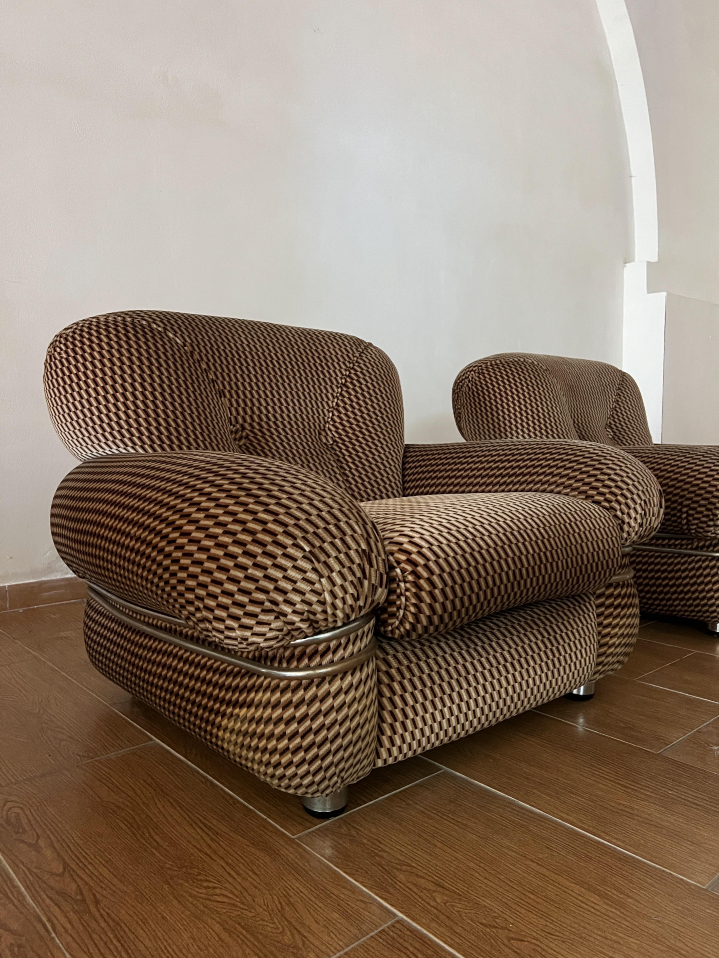 Coppia di poltrone attribuite ad Adriano Piazzesi - Velluto marrone originale degli anni '70 in vendita 1