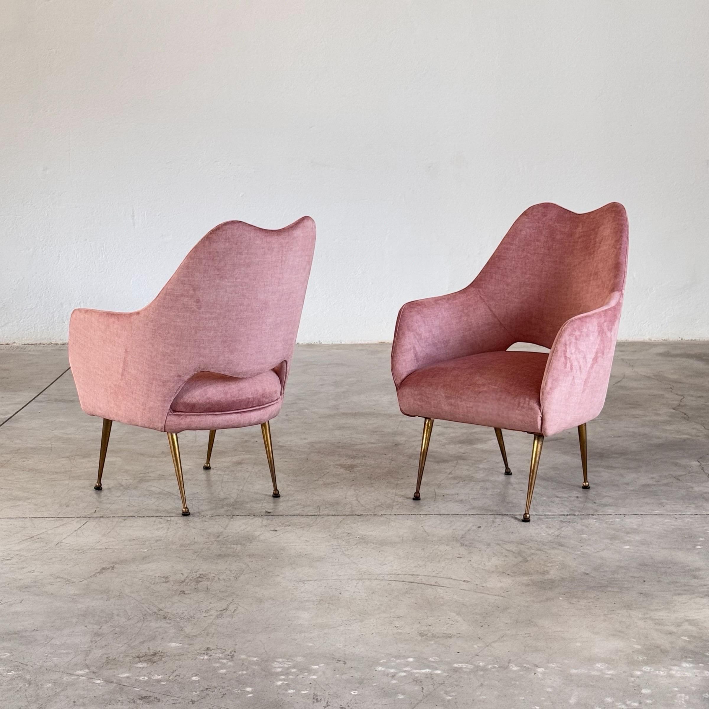 Una coppia di poltrone dalle belle proporzioni attribuite a Federico Munari e prodotte da ISA Bergamo negli anni Cinquanta. Le loro curve organiche e il loro profilo sottile incarnano la raffinata sensualità del design italiano di metà