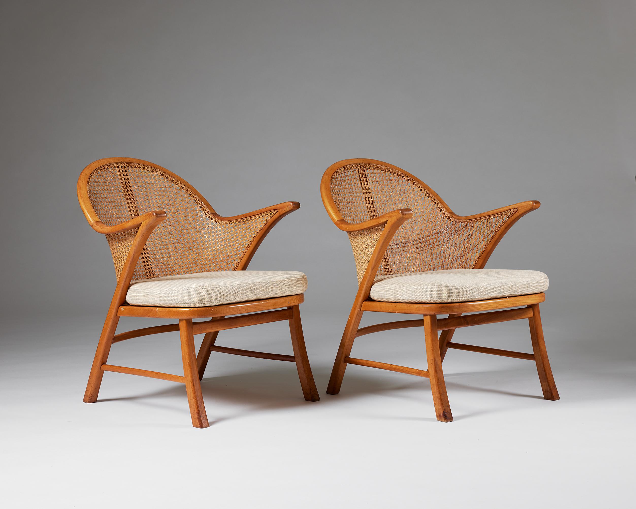 Pair of armchairs attributed to Frits Schlegel,
Denmark, 1930s-1940s

Walnut and rattan.

Signed.

Designed in the 1930s-1940s and beautifully crafted in walnut and rattan, the shape of these seating pieces is particularly striking. The