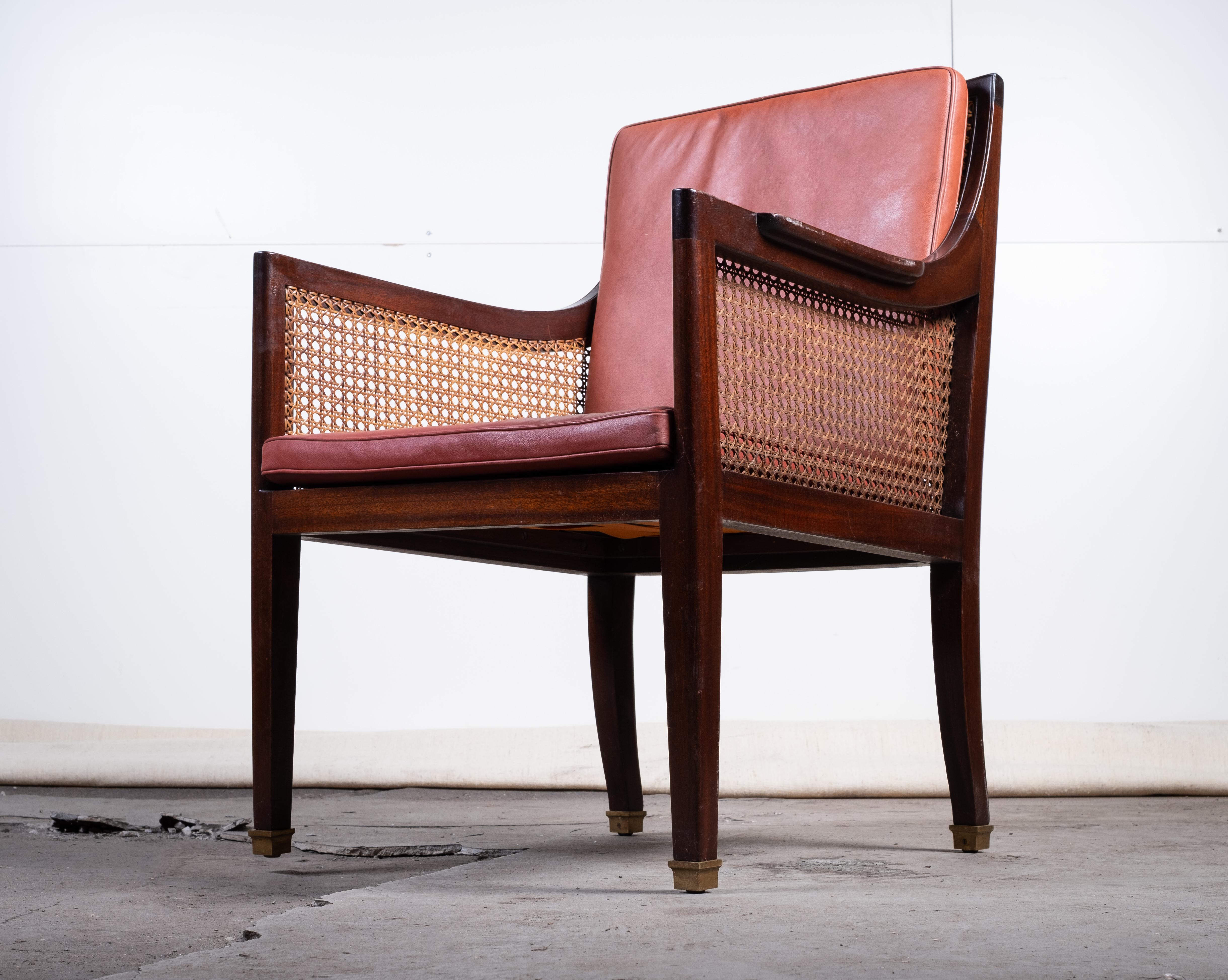 Metà XX secolo Coppia di poltrone attribuite a Fritz Henningsen, Danimarca, anni '40 in vendita