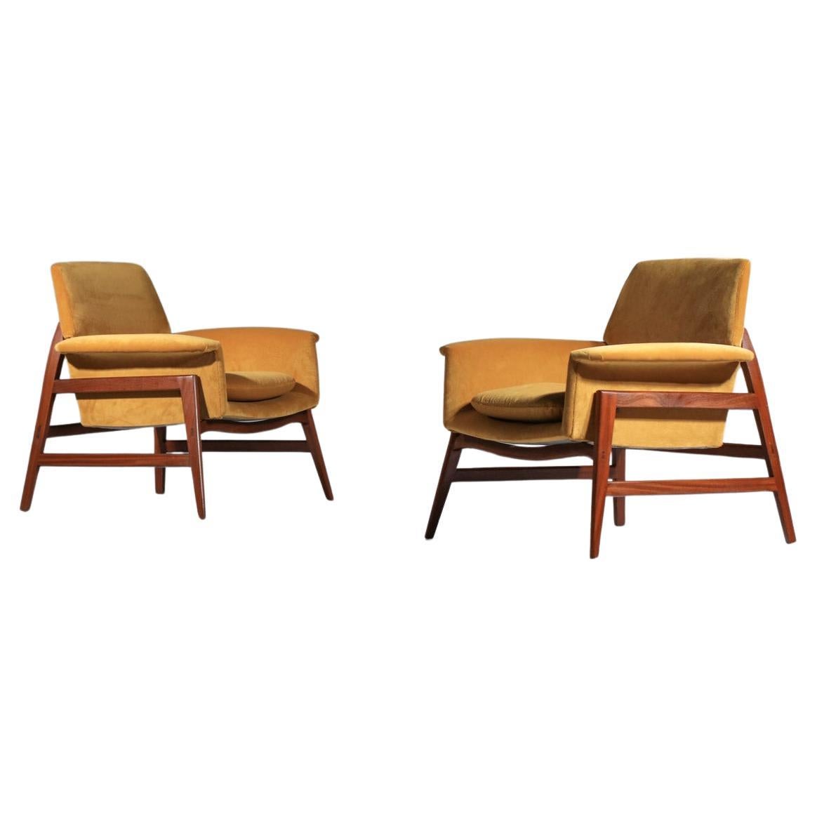 Pair of armchairs attributed to Gianfranco Frattini in velvet from the 1950s For Sale