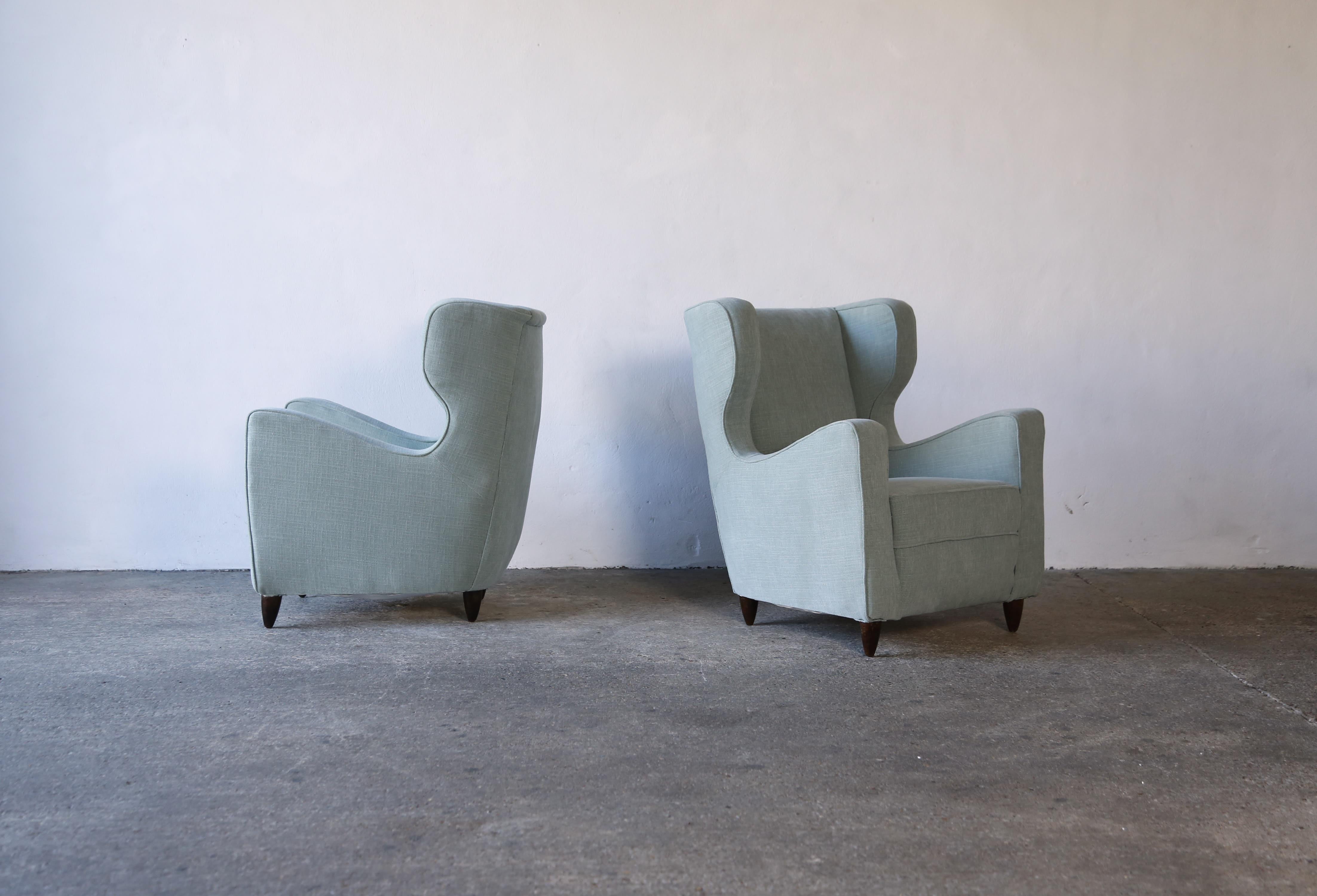 Paire de fauteuils de forme agréable attribués à Gio Ponti, Italie, années 1950.   Les chaises ont vraisemblablement été recouvertes du tissu actuel en coton ou en lin il y a quelques années.  Quelques signes d'utilisation et d'ancienneté du tissu. 