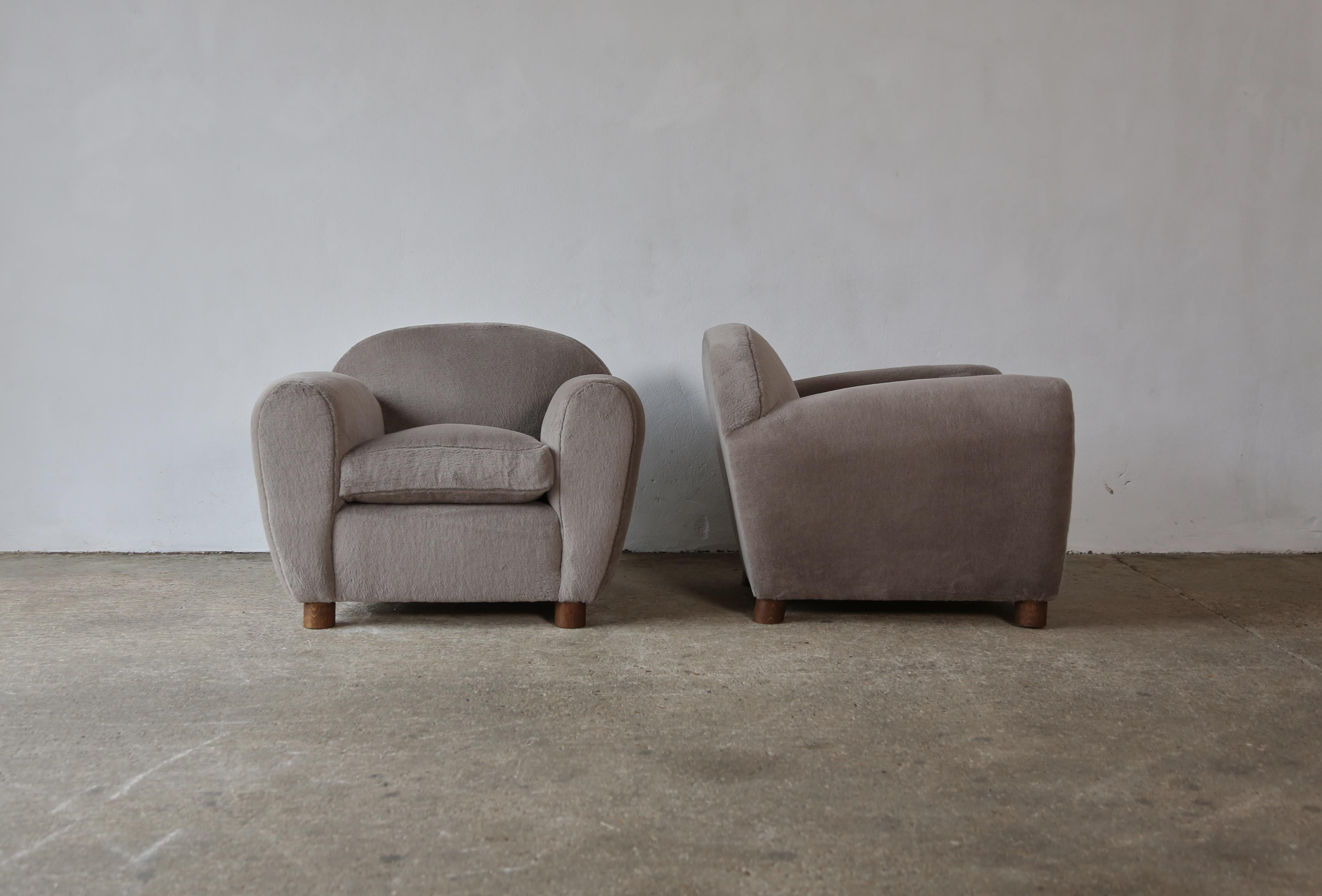 Superbe paire de fauteuils italiens des années 1950, attribuée à Guglielmo Ulrich. Nouvellement revêtu d'un tissu haut de gamme 100 % laine d'alpaga. Expédition rapide dans le monde entier.
 

