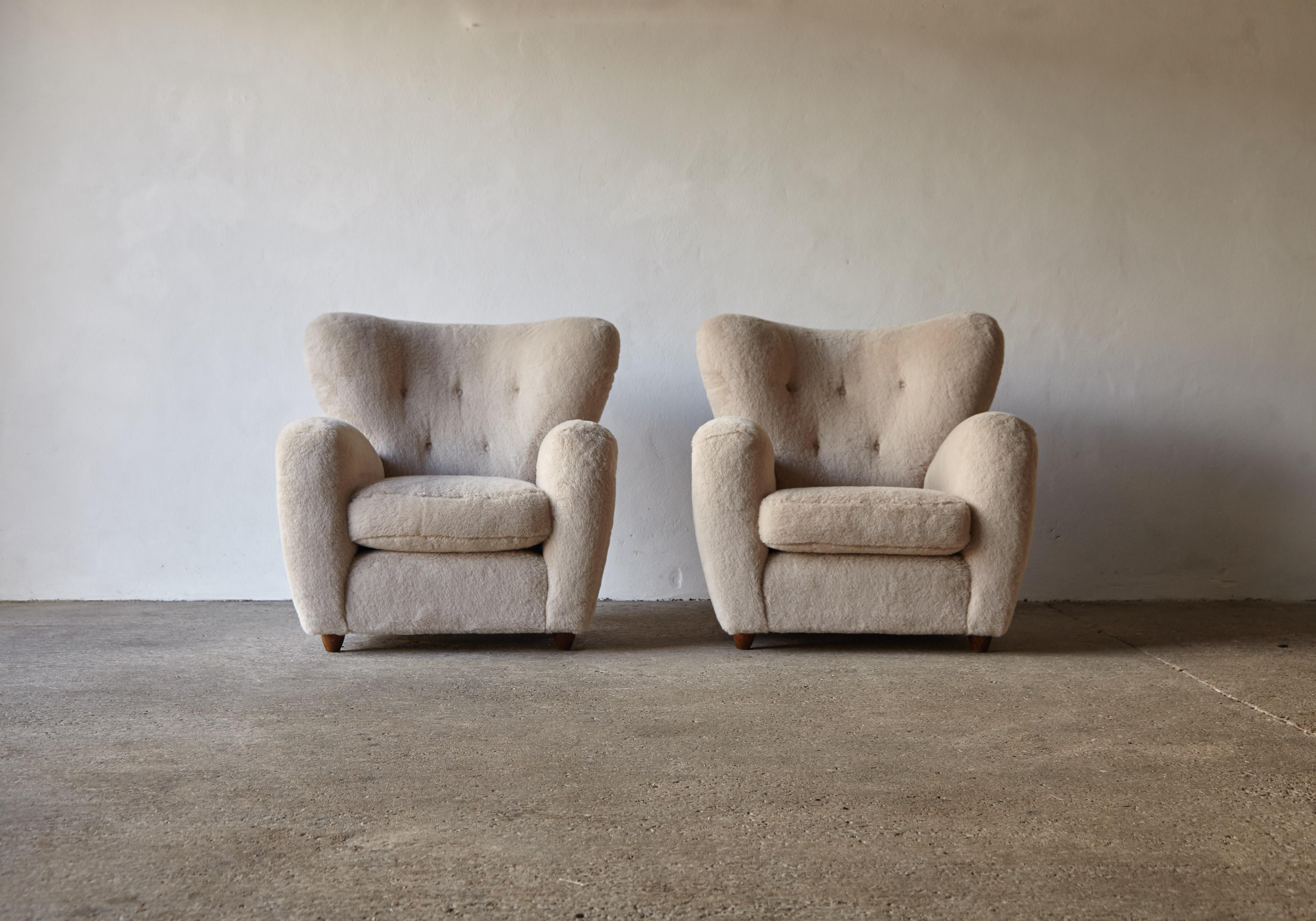 A large pair of armchairs attributed to Paolo Buffa, Italy 1950s.  Newly upholstered in a premium, soft, ivory pure alpaca wool. Fast shipping worldwide.
  


UK customers please note: Prices do not include VAT.