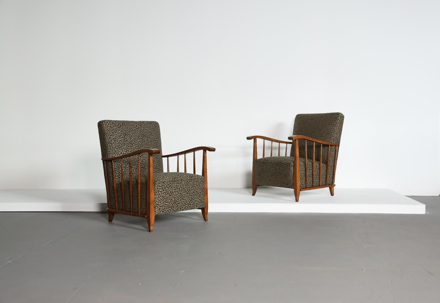 Rare paire de fauteuils, attribuée à Paolo Buffa, Italie, années 1950.   Structure saine, restaurations mineures, sellerie plus récente.    Expédition rapide dans le monde entier.


  
