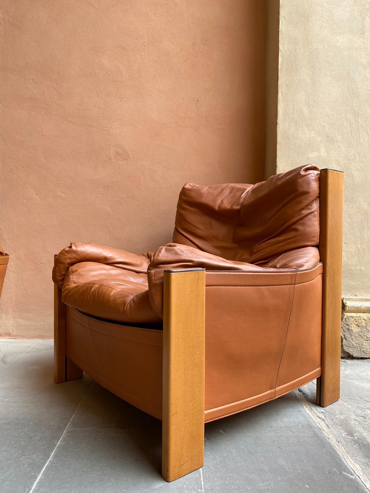 Rare pair of armchairs or lounge chairs model Bergere in leather with saddle stitching and wood by Tobia and Afra Scarpa for the quality editor Maxalto. Famous design like Gio Ponti, Gianfranco Frattini, Cassina, Osvaldo Borsani, Joe Colombo, Vico