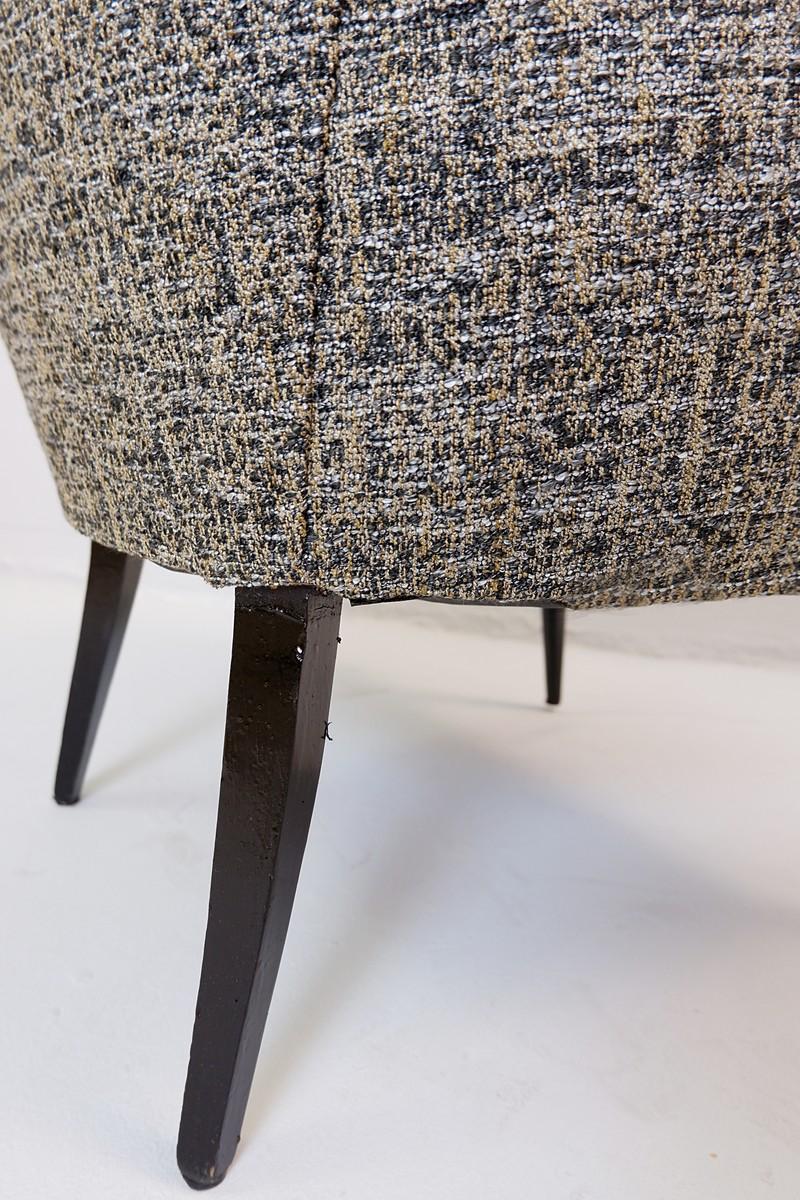 Coppia di poltrone gambe in legno laccato nero, tappezzeria nuova, Italia, anni '50 in vendita 3