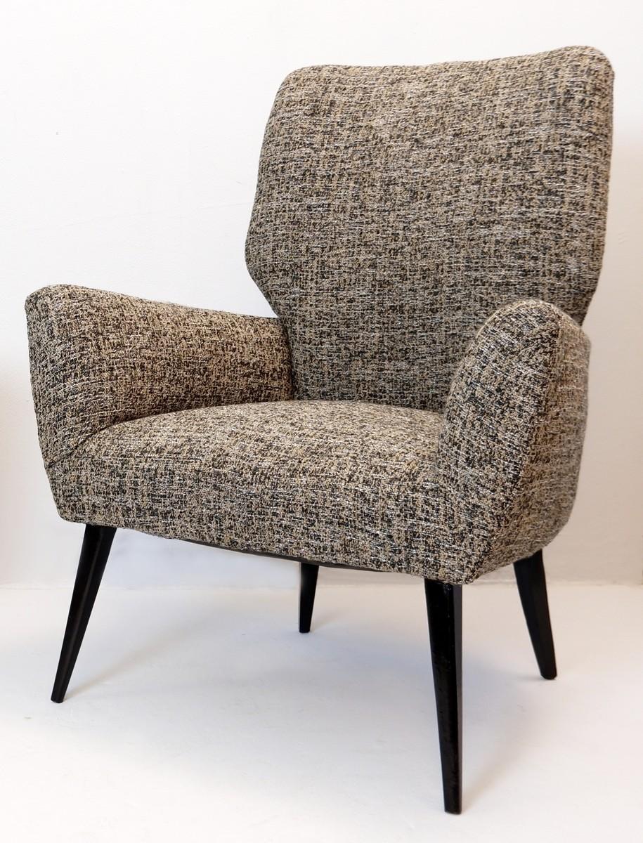 Coppia di poltrone gambe in legno laccato nero, tappezzeria nuova, Italia, anni '50 In condizioni discrete in vendita a Brussels, BE