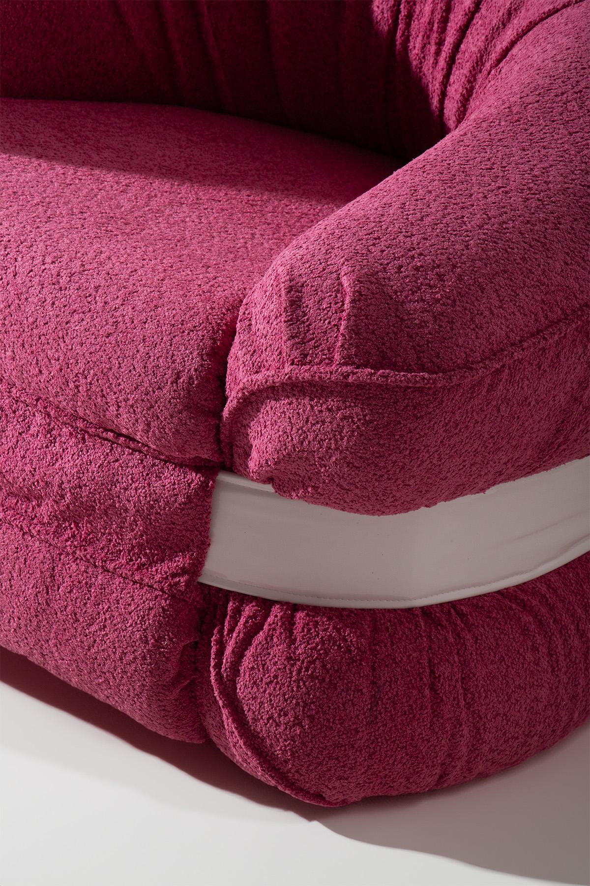 Paire de fauteuils Premiere d'Adriano Piazzesi en bouclé rose en vente 1