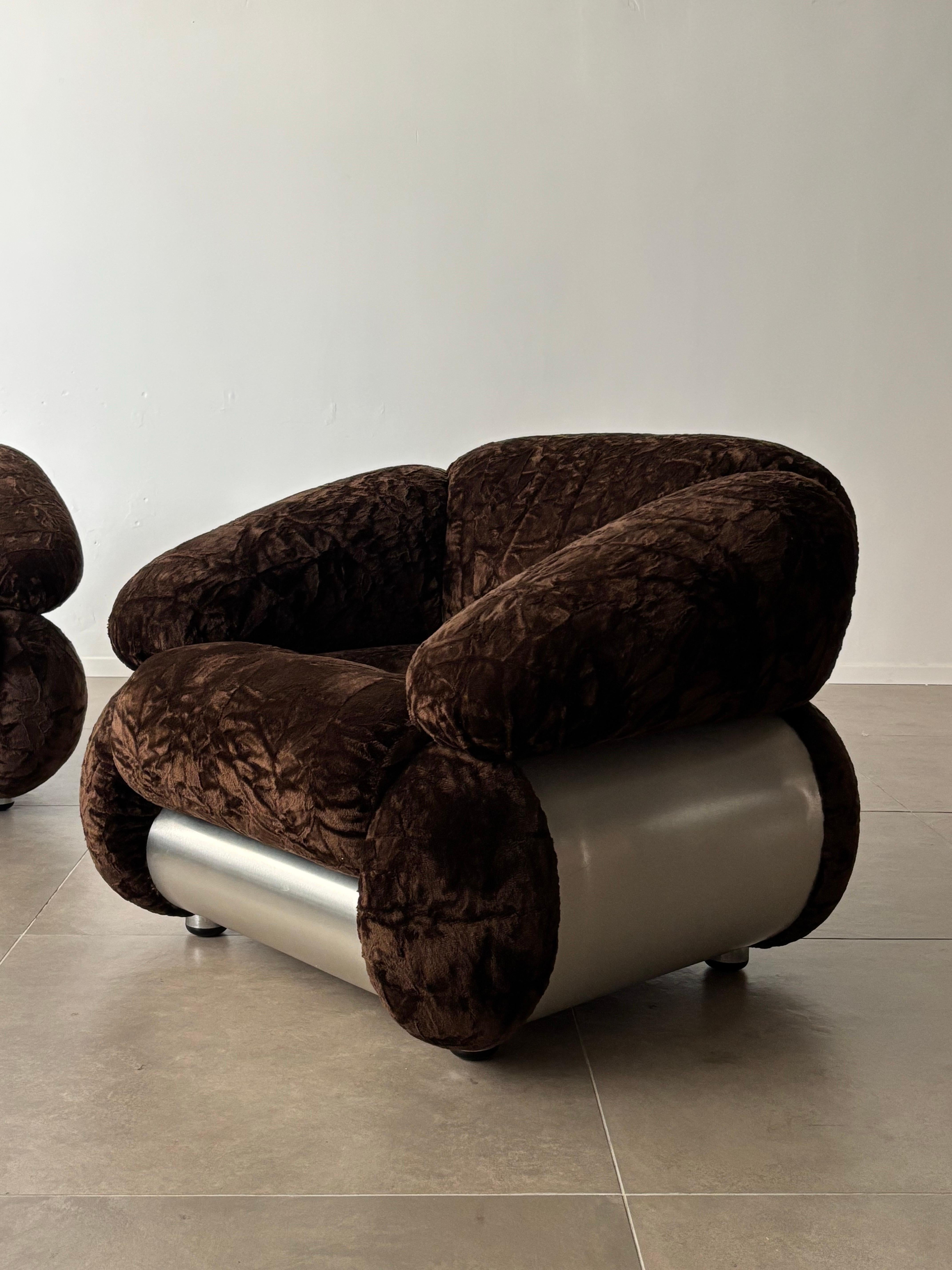 Dieses Sesselpaar von Adriano Piazzesi, das im Italien der 1970er Jahre hergestellt wurde, verkörpert die Meisterschaft des Designers in Form und Funktion. Sie sind mit ihrem originalen braunen Samtstoff gepolstert und bieten eine luxuriöse und