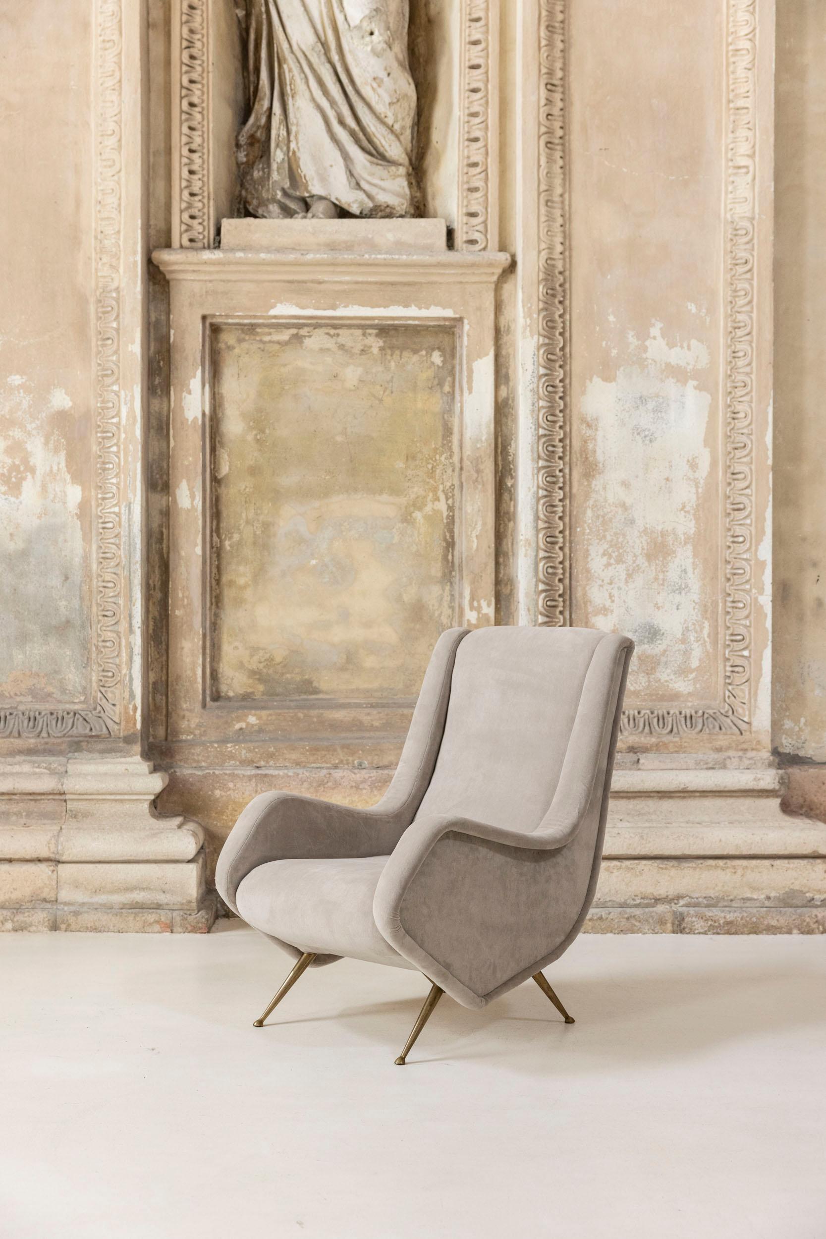 Pareja de sillones de Aldo Morbelli para ISA Bergamo, años 50

Una refinada pareja de sillones de mediados de siglo diseñados por Aldo Morbelli para ISA Bergamo en la década de 1950. La escultural estructura de madera descansa sobre patas cónicas de