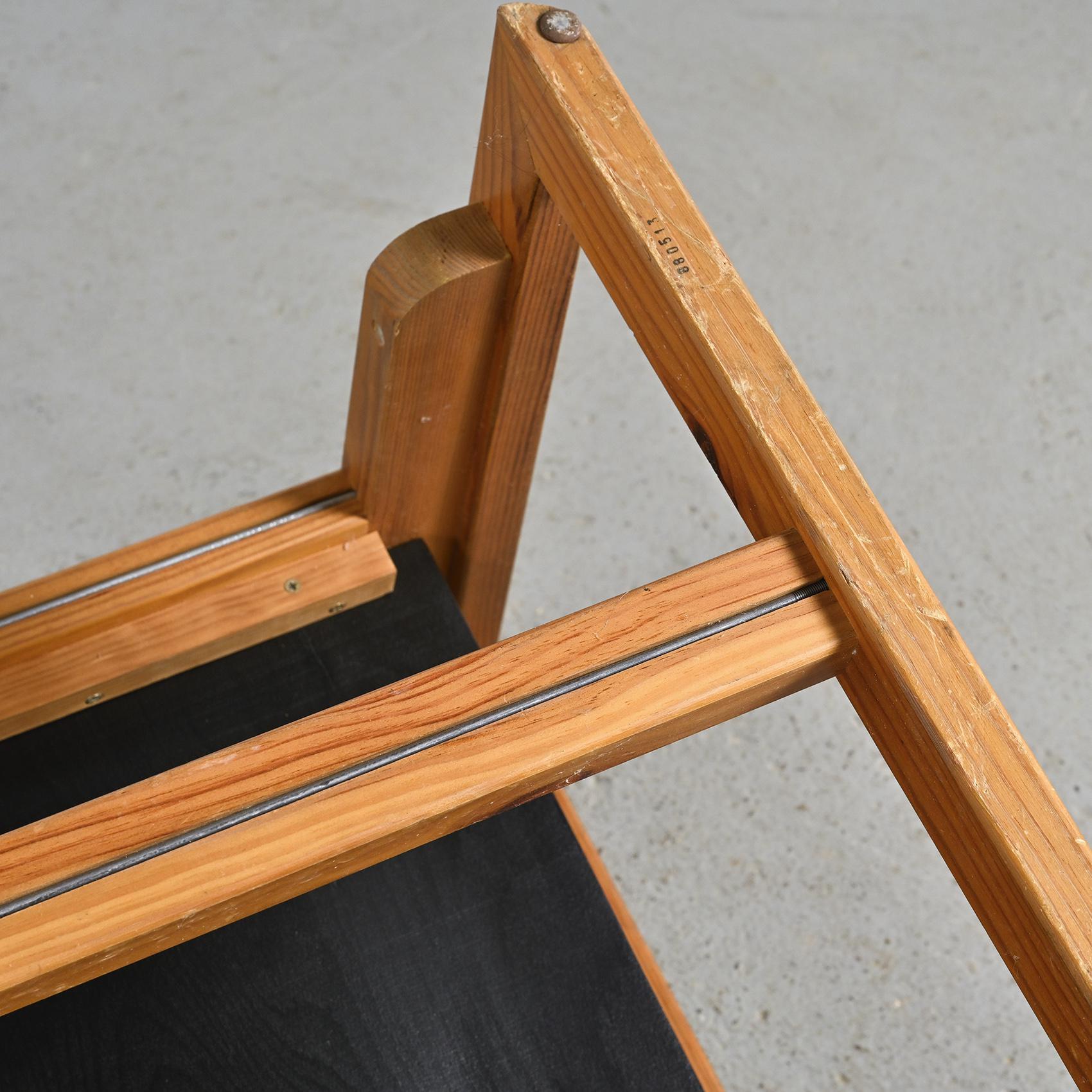 Simplicity and elegance for these armchairs by the Lyon cabinetmaker and designer André Sornay.

Solid pine uprights assemble by threaded rods, a system patented by Sornay himself, black lacquered seats and backs.

Entirely restored.

Manufacturer:
