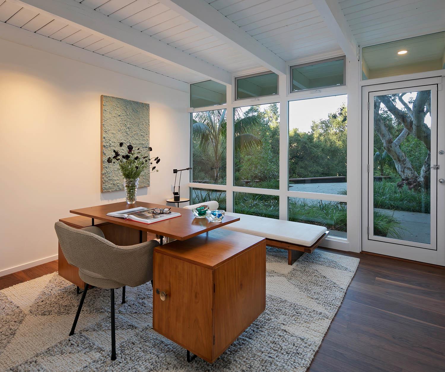 Elegants et discrets, cette paire de fauteuils des années 1950 incarne la sophistication tranquille du design brésilien du milieu du siècle. La silhouette incurvée offre une sensation de confort enveloppant, tandis que les pieds métalliques effilés