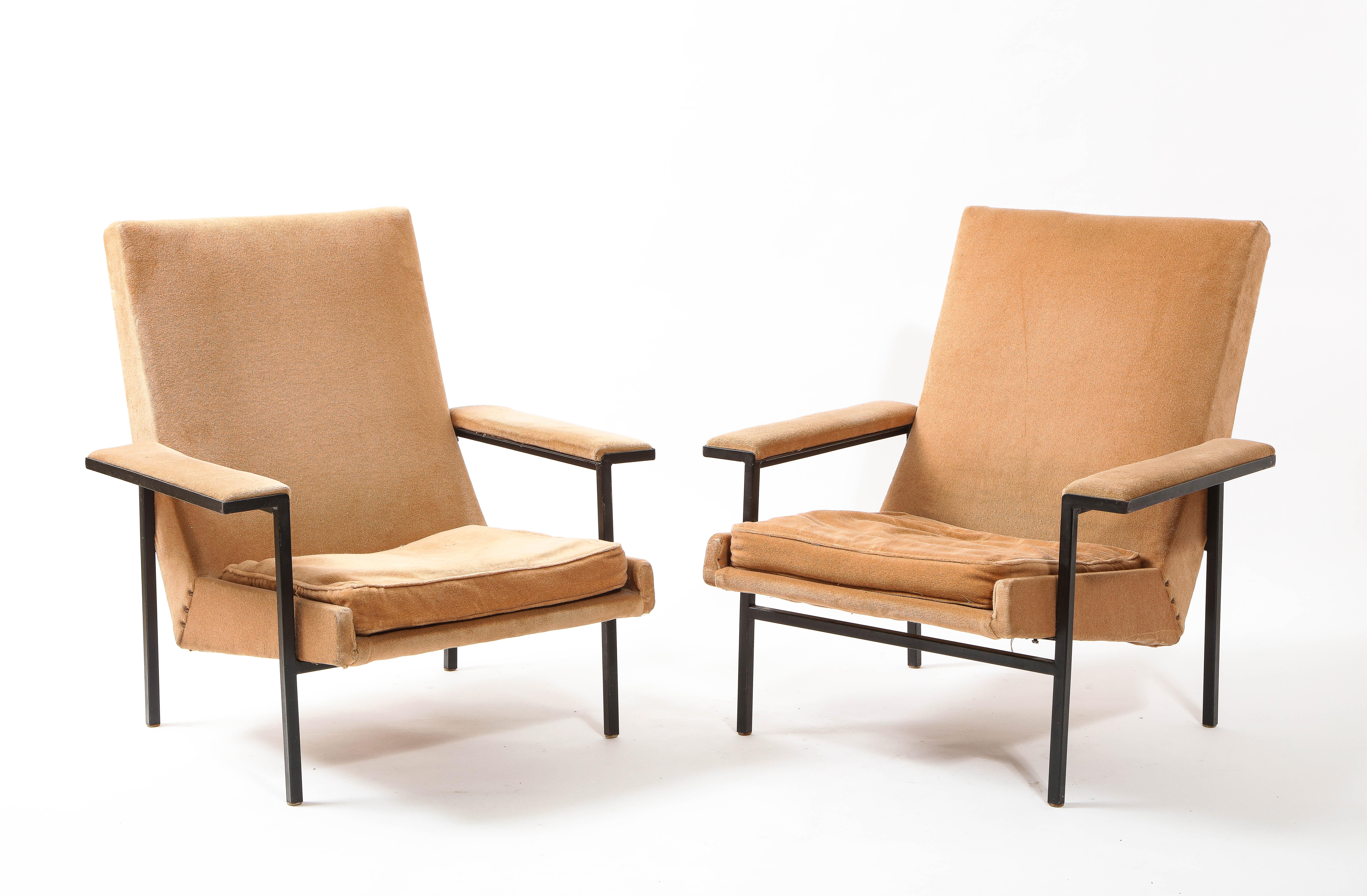 Ein seltenes Paar Sessel, entworfen vom Studio A.R.P, das 1950 von Pierre Guariche zusammen mit Motte und Mortier gegründet wurde. Ein lackierter Stahlsockel aus Vierkantrohr trägt eine gepolsterte Sitzfläche, die auch bei anderen Versionen dieses