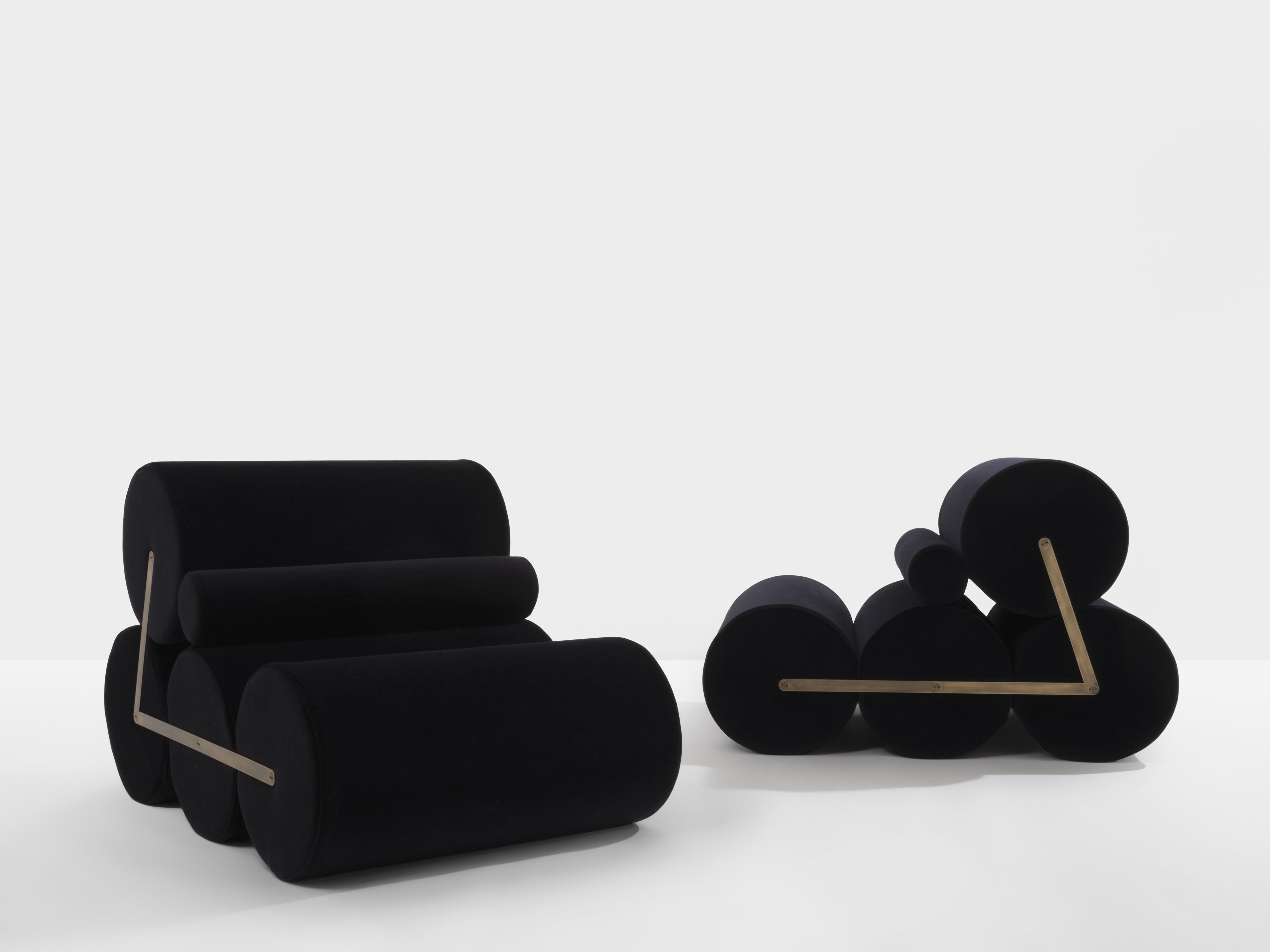 Paire de fauteuils italiens minimalistes conçus par Auro Trivellato et produits par I.L.A. Tencarola en 1972. Ils comportent quatre cylindres identiques, et un plus petit pour le soutien lombaire, reliés par deux éléments en laiton de chaque côté,