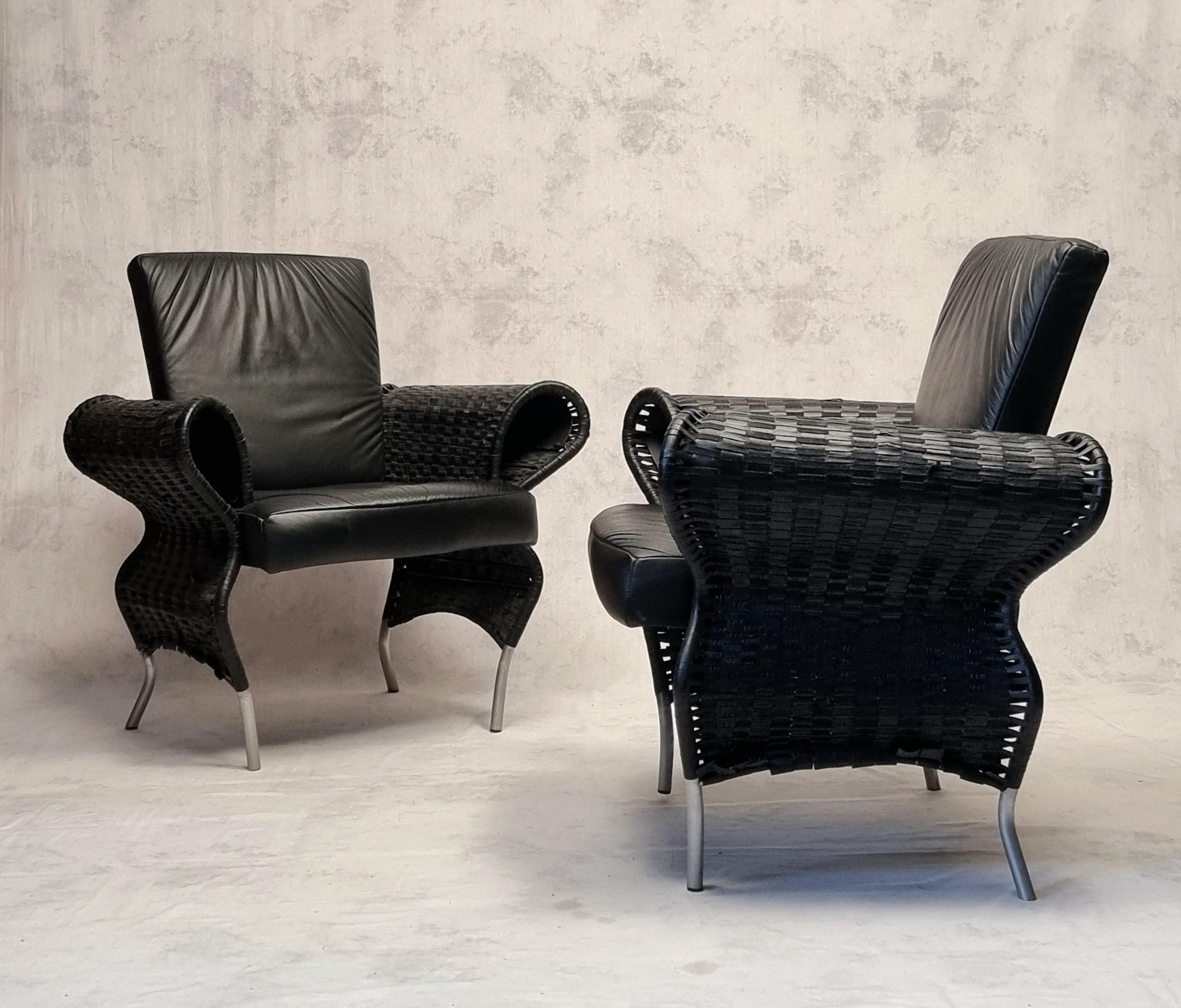Überraschendes Sesselpaar des tschechischen Designers und Architekten Borek Sipek. Borek Sipek gilt als der Vater des Neobarocks. Er überflutet die Welt mit seinen Kreationen mit überraschenden Kurven und exzentrischen Designs. Von Möbeln über