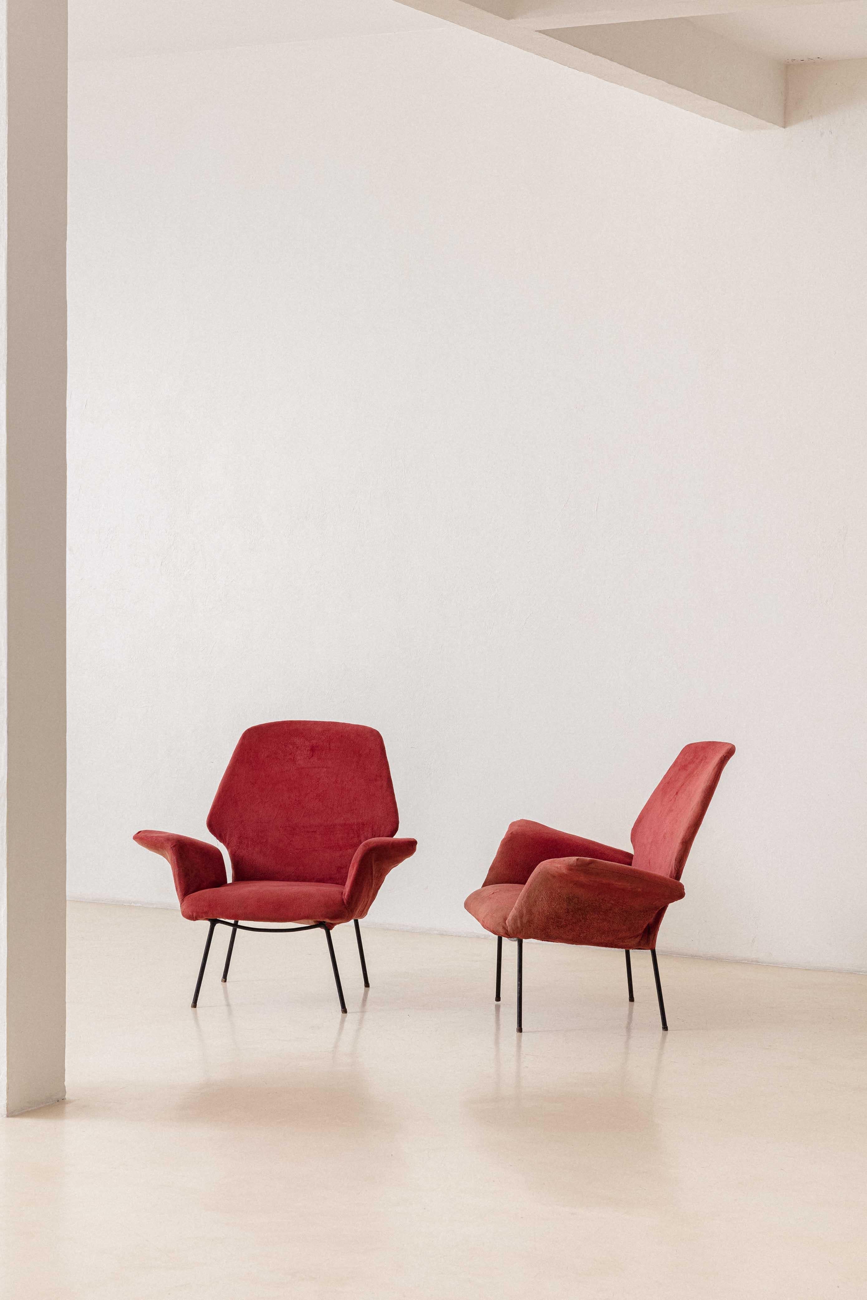 This stunning armchair was produced by the Brazilian Forma S.A. Móveis e Objetos de Arte in the 1950s, a company directed by Carlo Hauner and Martin Eisler. The piece is made of an iron structure and upholstered seats and backrests.

This singular