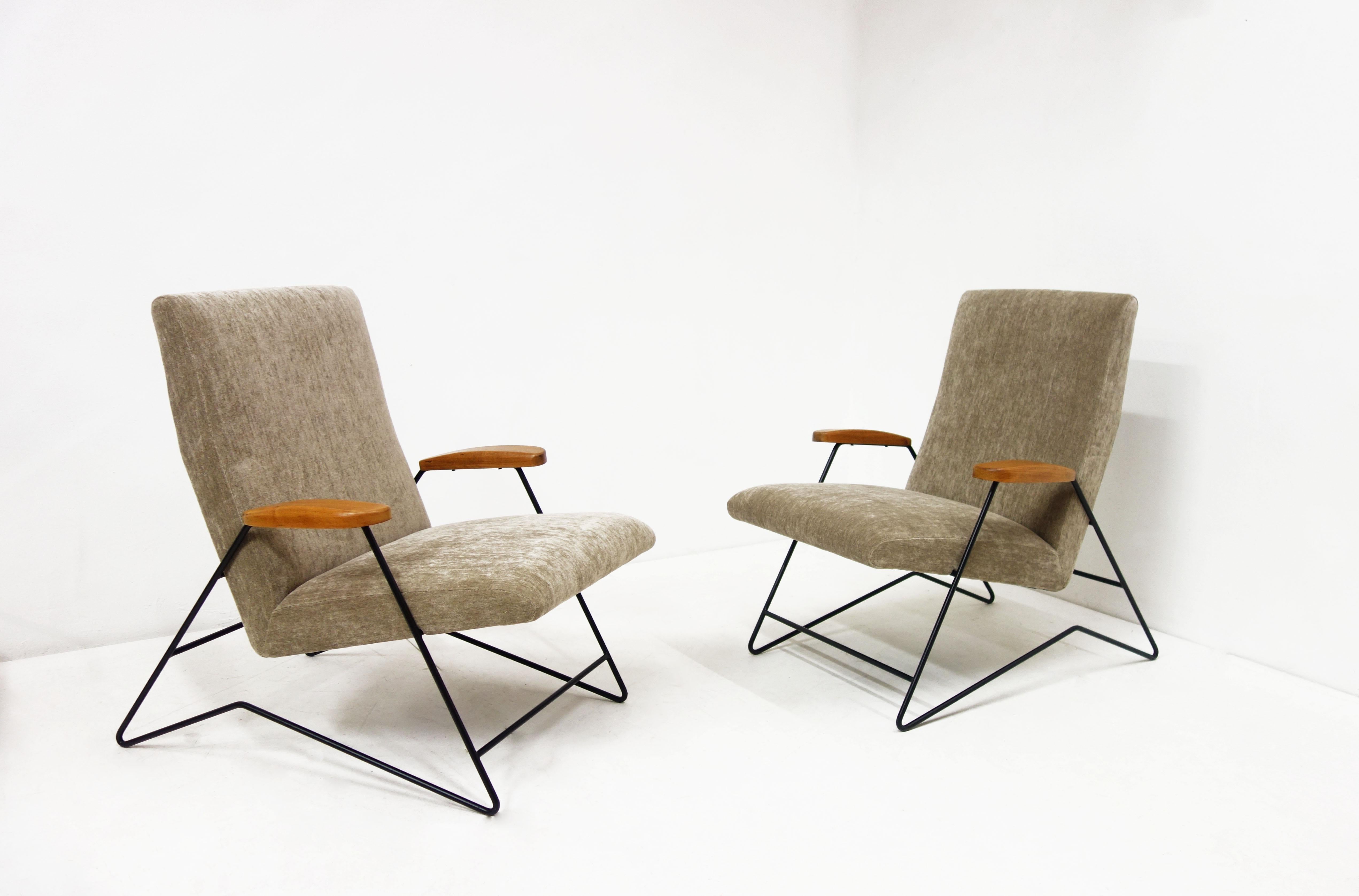 Pair of armchairs, circa 1955
Metal structure, wood, fabric from Dedar Milano.
This pair of armchairs is characteristic of Carlo Hauner and Martin Eisler’s works. They excelled in the conception of pure lines thanks to the use of the tubular