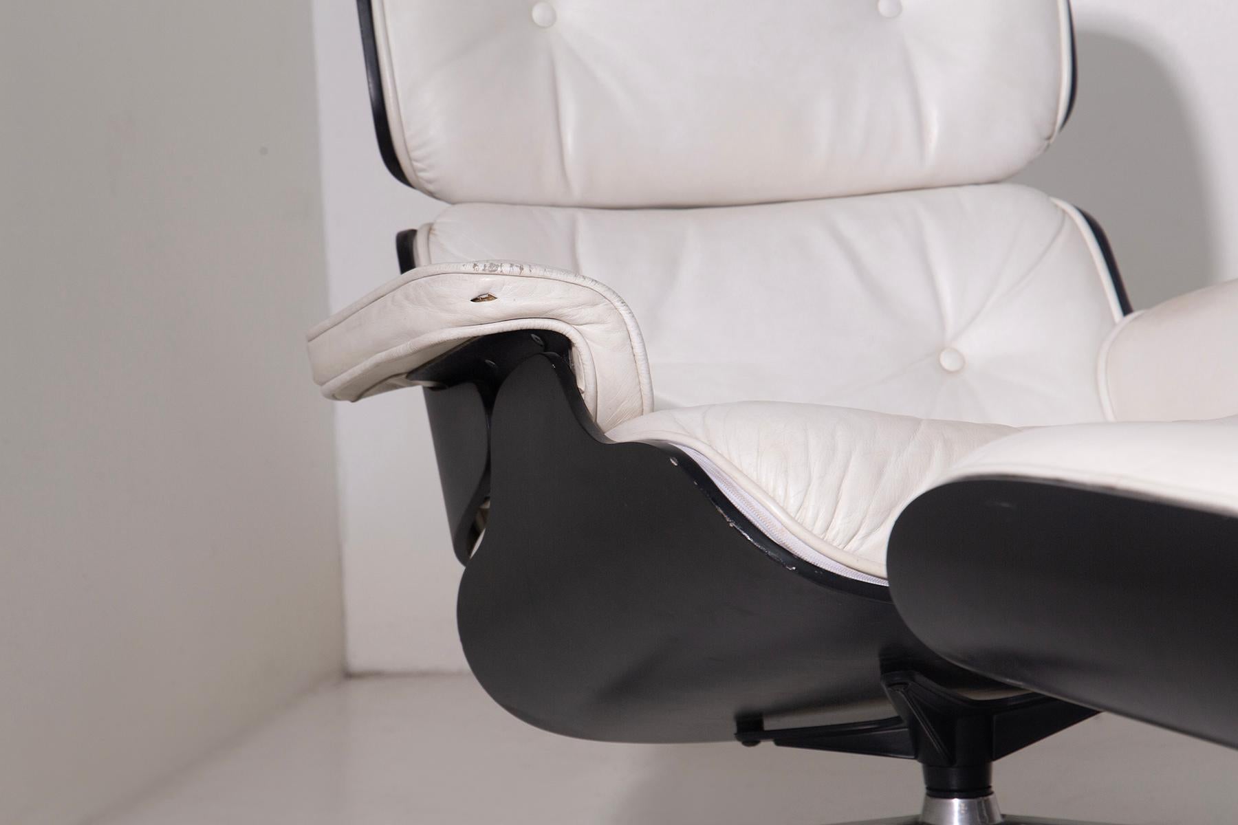 Pair of armchairs by Charles and Ray Eames manufacture unknown in white leathers im Angebot 3
