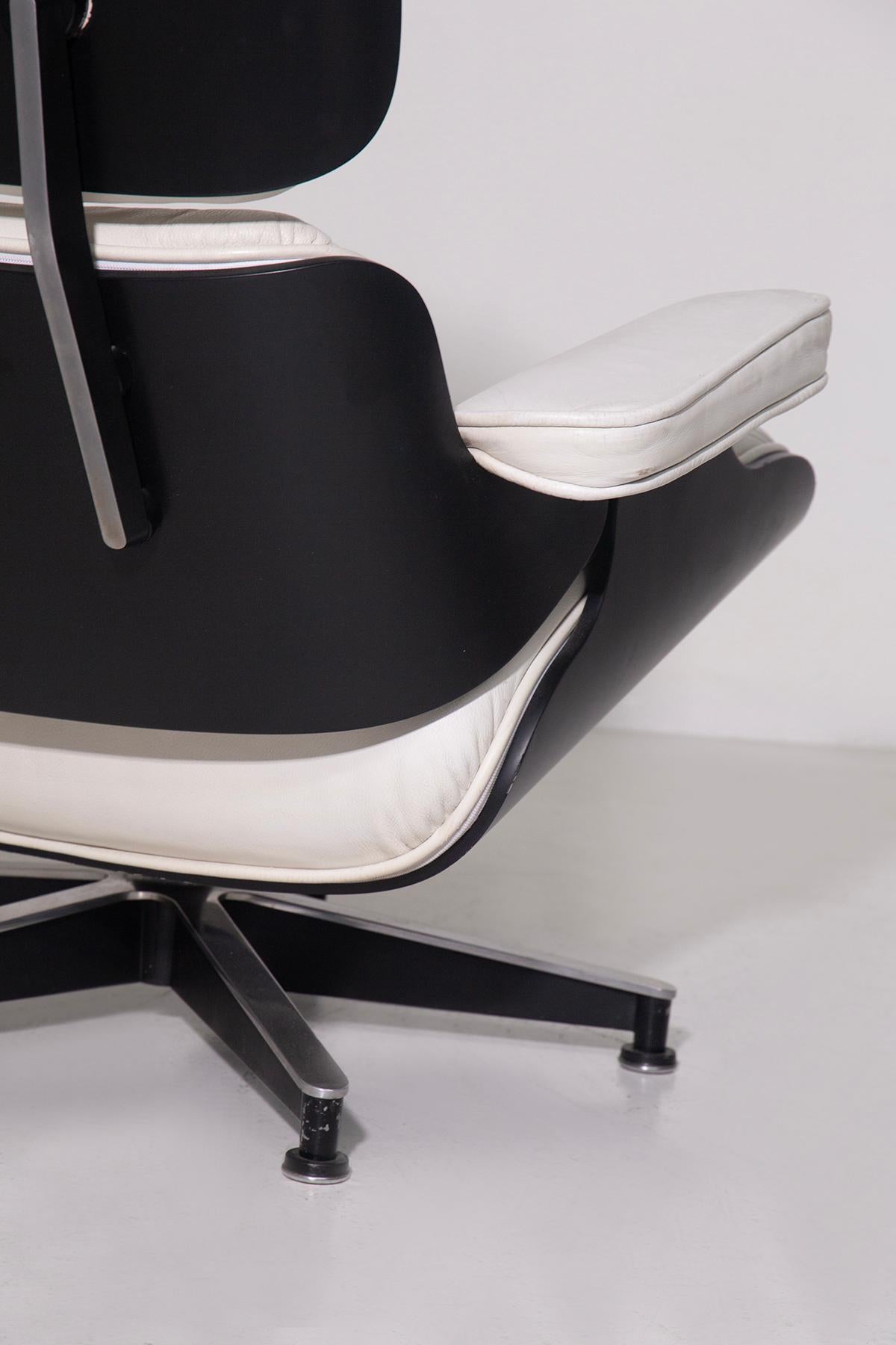 Pair of armchairs by Charles and Ray Eames manufacture unknown in white leathers im Angebot 4