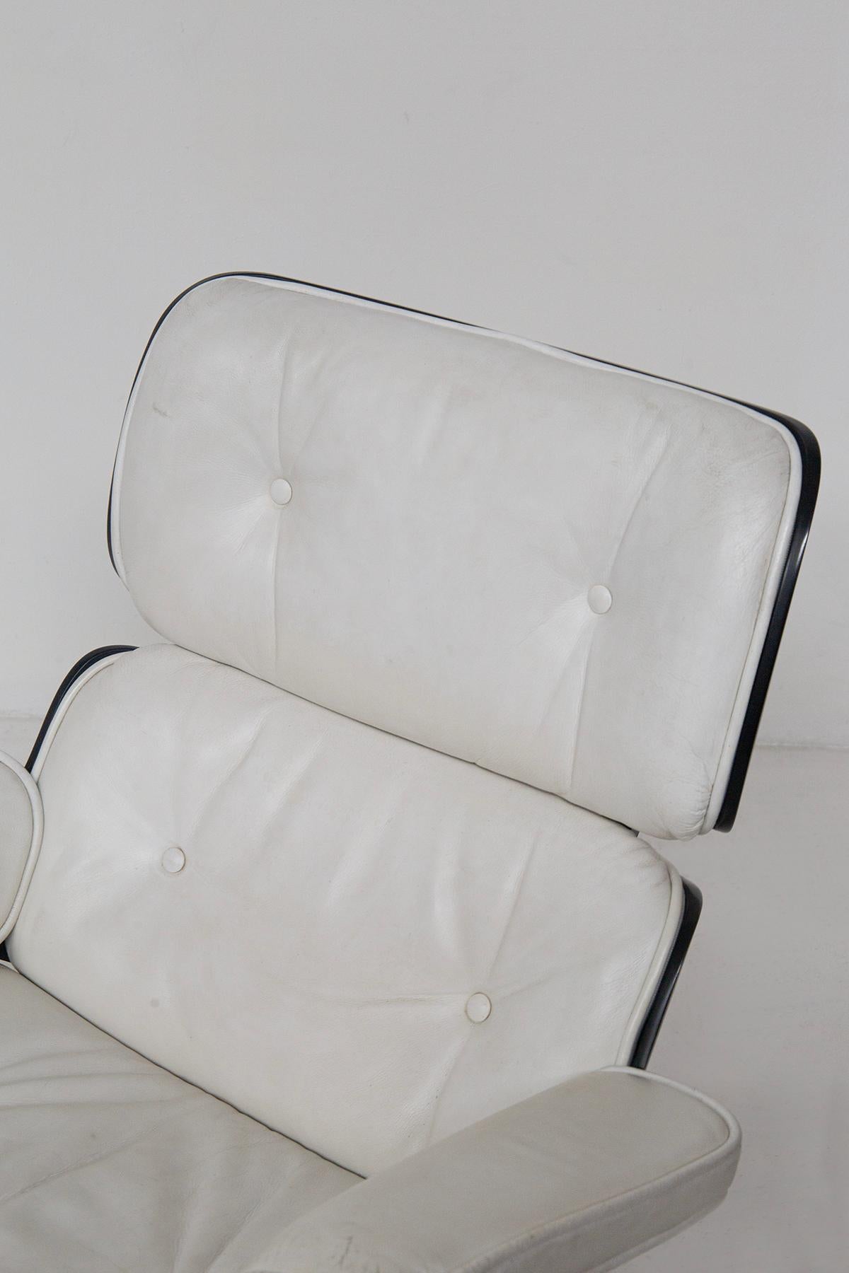 Pair of armchairs by Charles and Ray Eames manufacture unknown in white leathers im Angebot 5