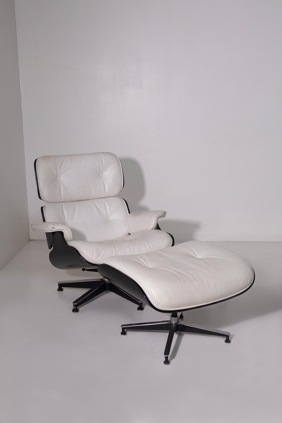Pair of armchairs by Charles and Ray Eames manufacture unknown in white leathers (Postmoderne) im Angebot
