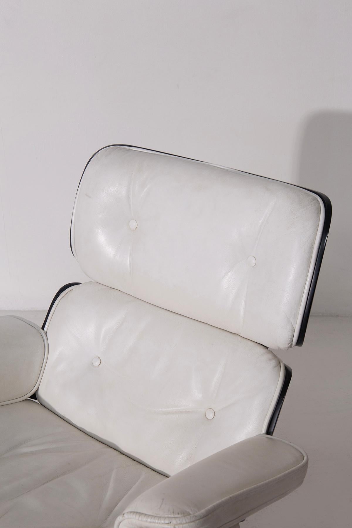 Pair of armchairs by Charles and Ray Eames manufacture unknown in white leathers (Italian) im Angebot