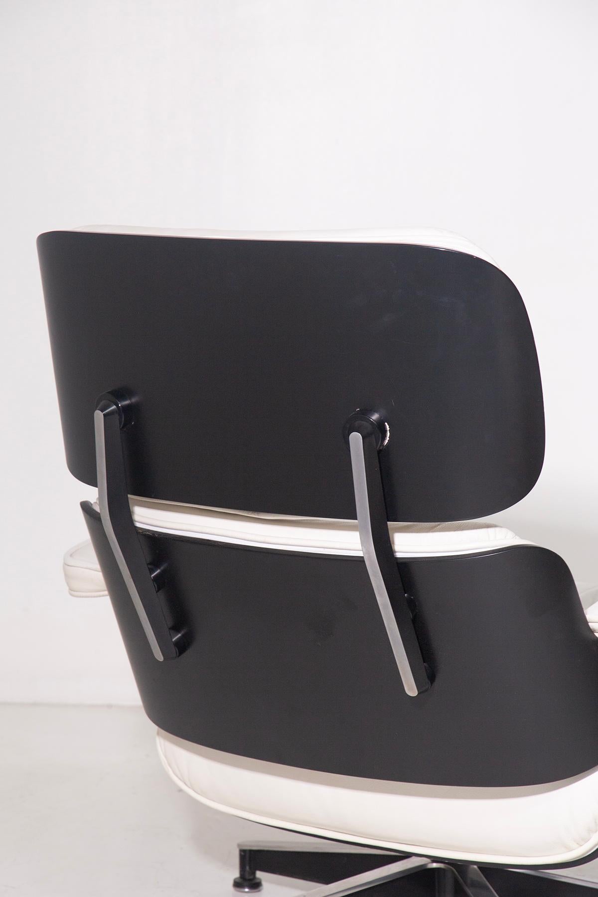 Pair of armchairs by Charles and Ray Eames manufacture unknown in white leathers im Zustand „Gut“ im Angebot in Milano, IT