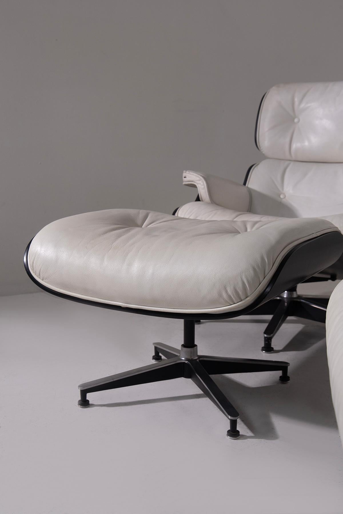 Pair of armchairs by Charles and Ray Eames manufacture unknown in white leathers (Metall) im Angebot