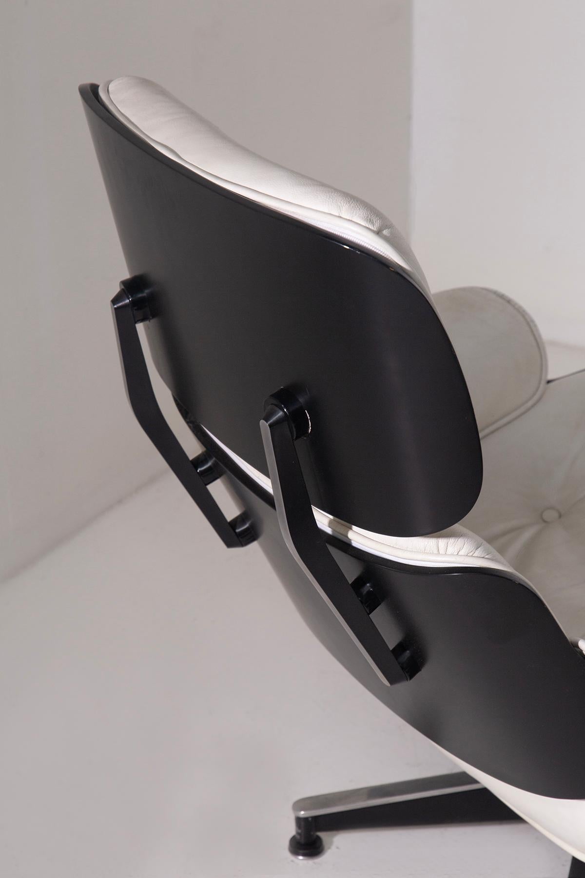 Pair of armchairs by Charles and Ray Eames manufacture unknown in white leathers im Angebot 1