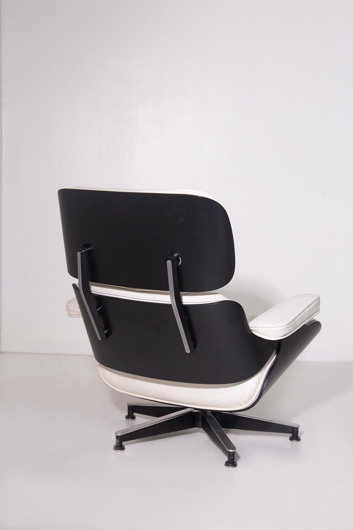 Pair of armchairs by Charles and Ray Eames manufacture unknown in white leathers im Angebot 2