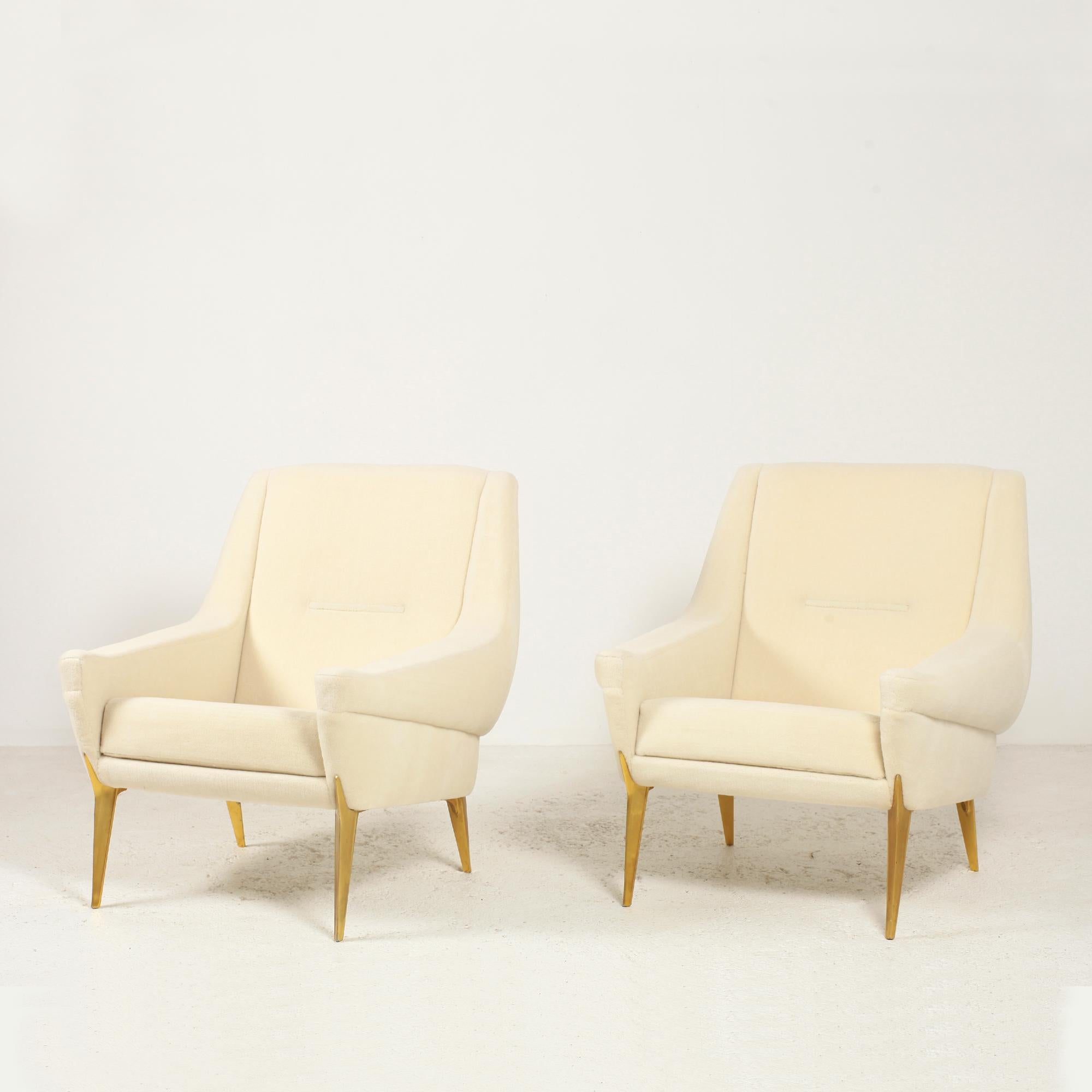 Very elegant and rare pair of lounge armchairs by Charles Ramos for Castellaneta France circa 1950.
The feet are in original golden anodized aluminum.
Structure in massive wood. Completely redone (foam and fabric).
Reupholstered with ivory wool