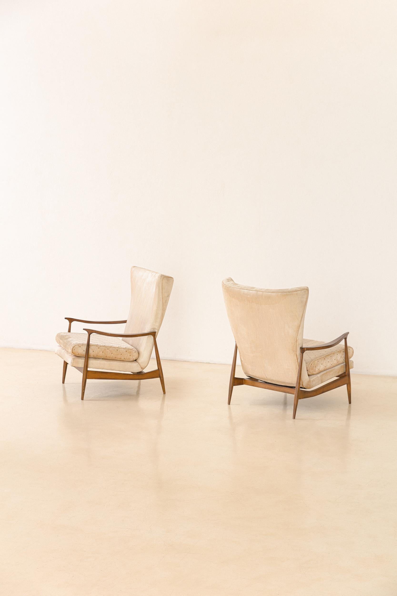 Estos sillones fueron fabricados en la década de 1950 por la empresa brasileña Móveis Cimo, pionera en la industrialización brasileña del mueble.


La historia de Cimo comienza en 1921 con una fábrica de cajas de madera llamada A.Ehrl e Cia. y