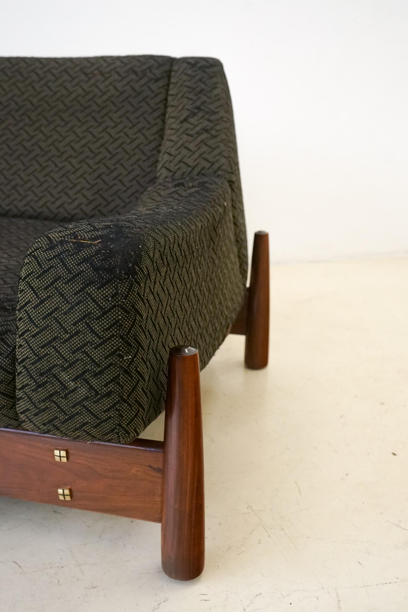 Este elegante par de sillones, fabricados en madera maciza de Imbuia, fueron producidos en la década de 1960 por Móveis Cimo, empresa reconocida como pionera de la industrialización brasileña del mueble.
El asiento y el respaldo, concebidos como una