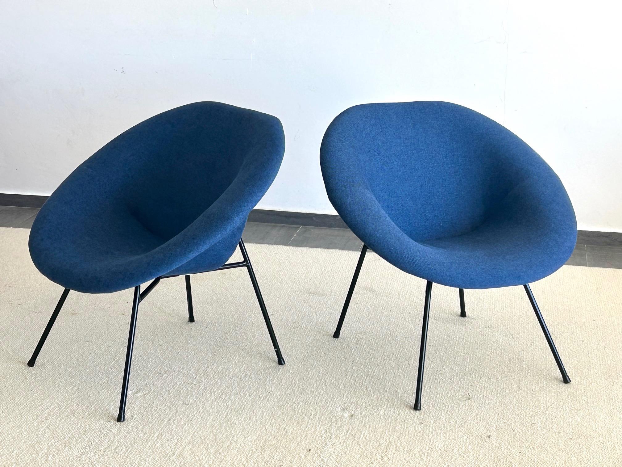 Ces fauteuils sont l'œuvre du designer français Claude Vassal et datent des années 1950. Ils ont été conçus à l'origine pour les Magasins Pilotes. Le cadre est en fibre de verre recouvert d'un épais tissu bleu. Ils ont été remis à neuf : la mousse