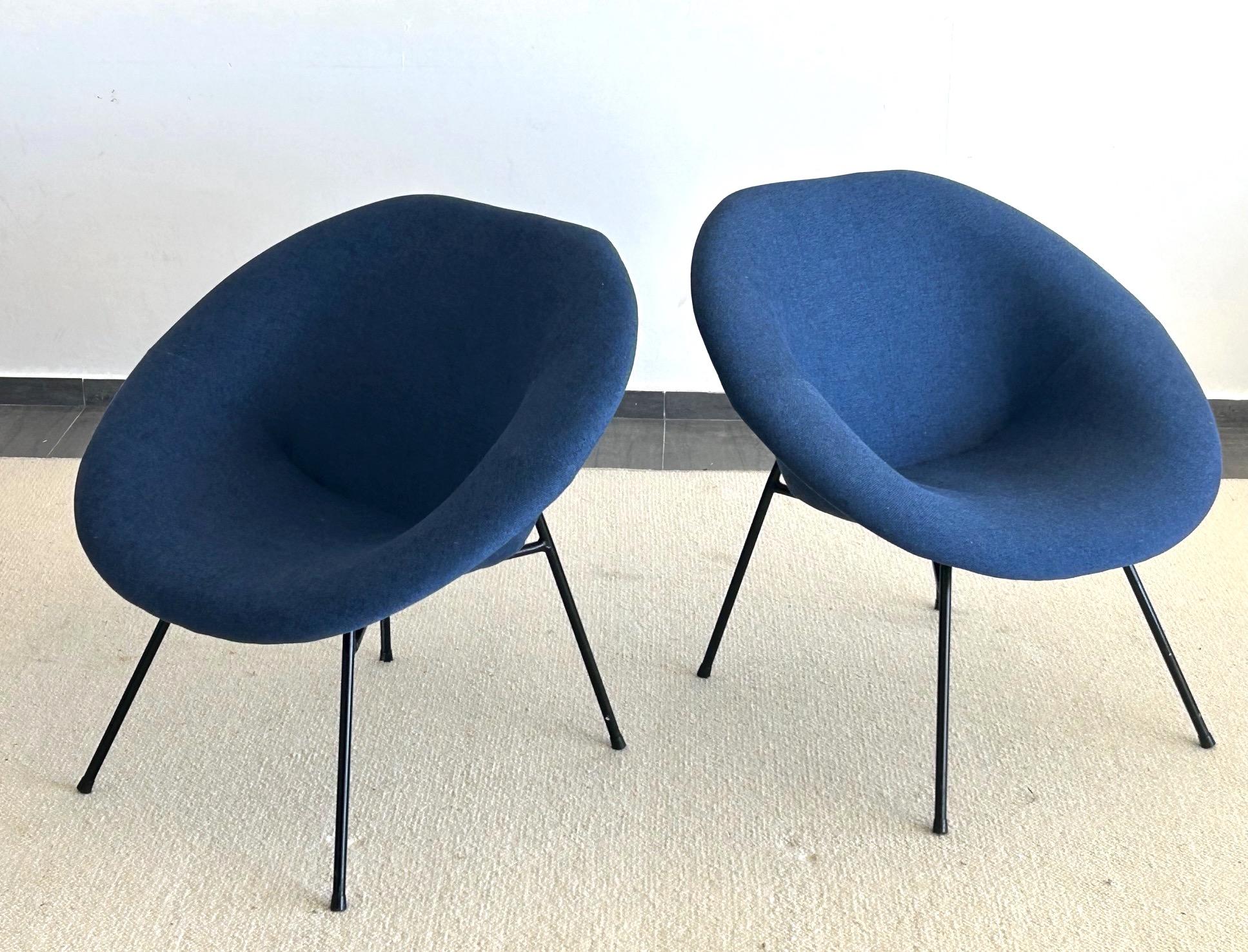 Français Paire de fauteuils de Claude Vassal datant des années 1950 en vente