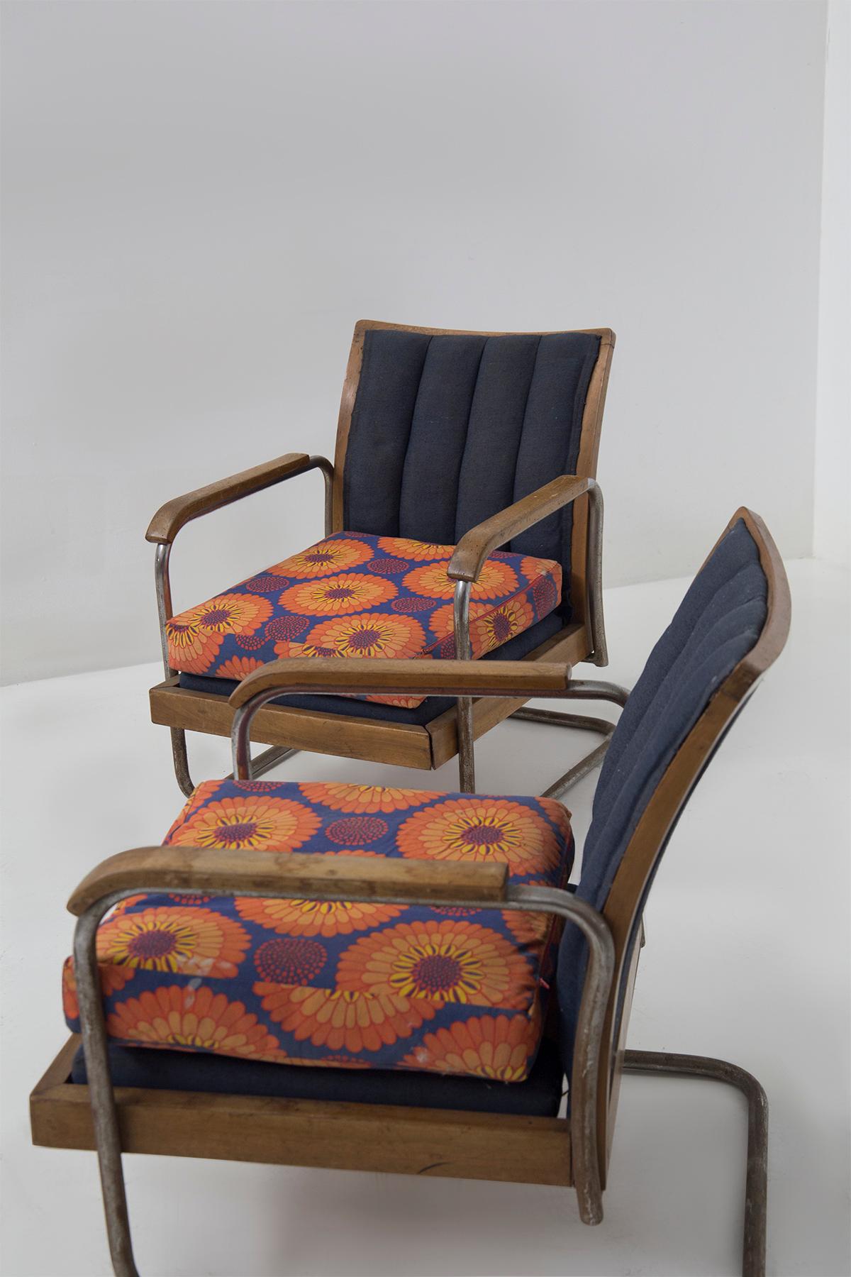 Cette fascinante paire de fauteuils, produite par le fabricant Columbus, incarne parfaitement l'esprit et l'essence du mouvement Bauhaus, avec leur mélange de formes modernes et de matériaux fonctionnels. La structure tubulaire incurvée, typique de
