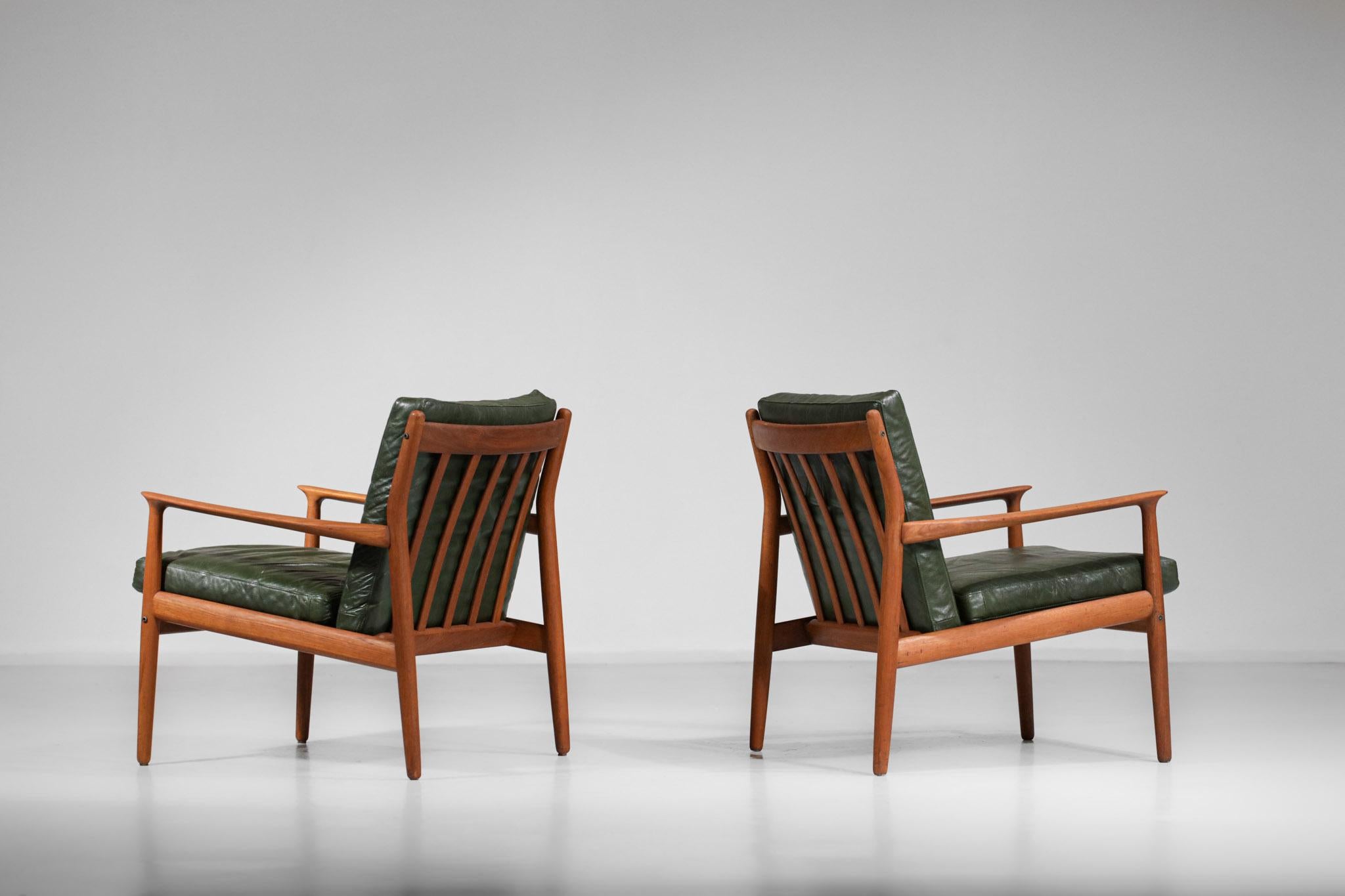 Paire de fauteuils du designer danois Eriksen Svend datant des années 1960. Structure en teck massif et coussin en cuir vert d'origine. Très beau travail sur les bras courbes typiques du design scandinave de l'époque. Excellent état vintage,