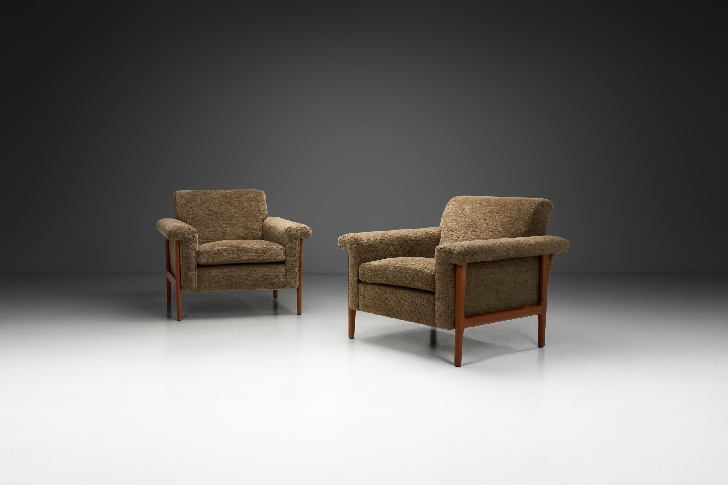 Cette paire de fauteuils de David Rosén pour The Modern Scandinavian reflète l'élégance raffinée et la clarté fonctionnelle qui ont défini le modernisme scandinave. Figure éminente du design suédois, Rosén a beaucoup travaillé avec Nordiska