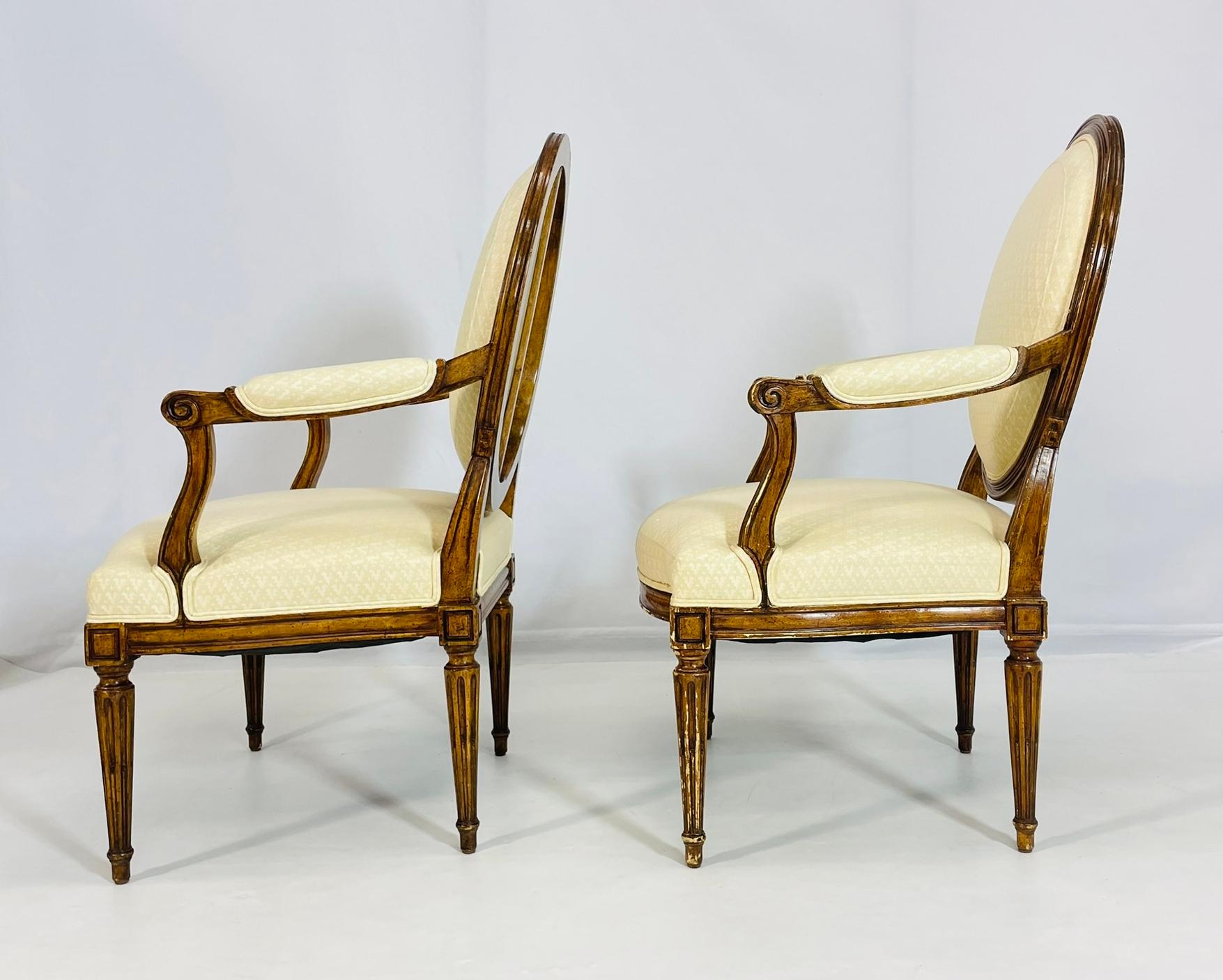 Améliorez votre espace de vie avec cette paire de fauteuils exquis de Dennis & Leen, fabriqués aux États-Unis dans les années 1990. D'un style Louis XVI classique, ces chaises respirent l'élégance et la sophistication. Le design ovale du dossier et
